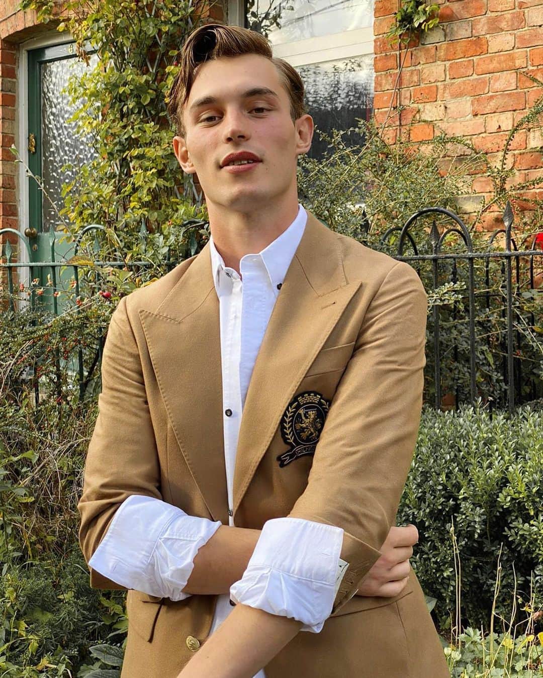 Tommy Hilfigerさんのインスタグラム写真 - (Tommy HilfigerInstagram)「Afternoon tea with @kitbutlerr. Wearing the #HilfigerCollection longline solid blazer. How do you take yours? ☕」11月9日 21時02分 - tommyhilfiger