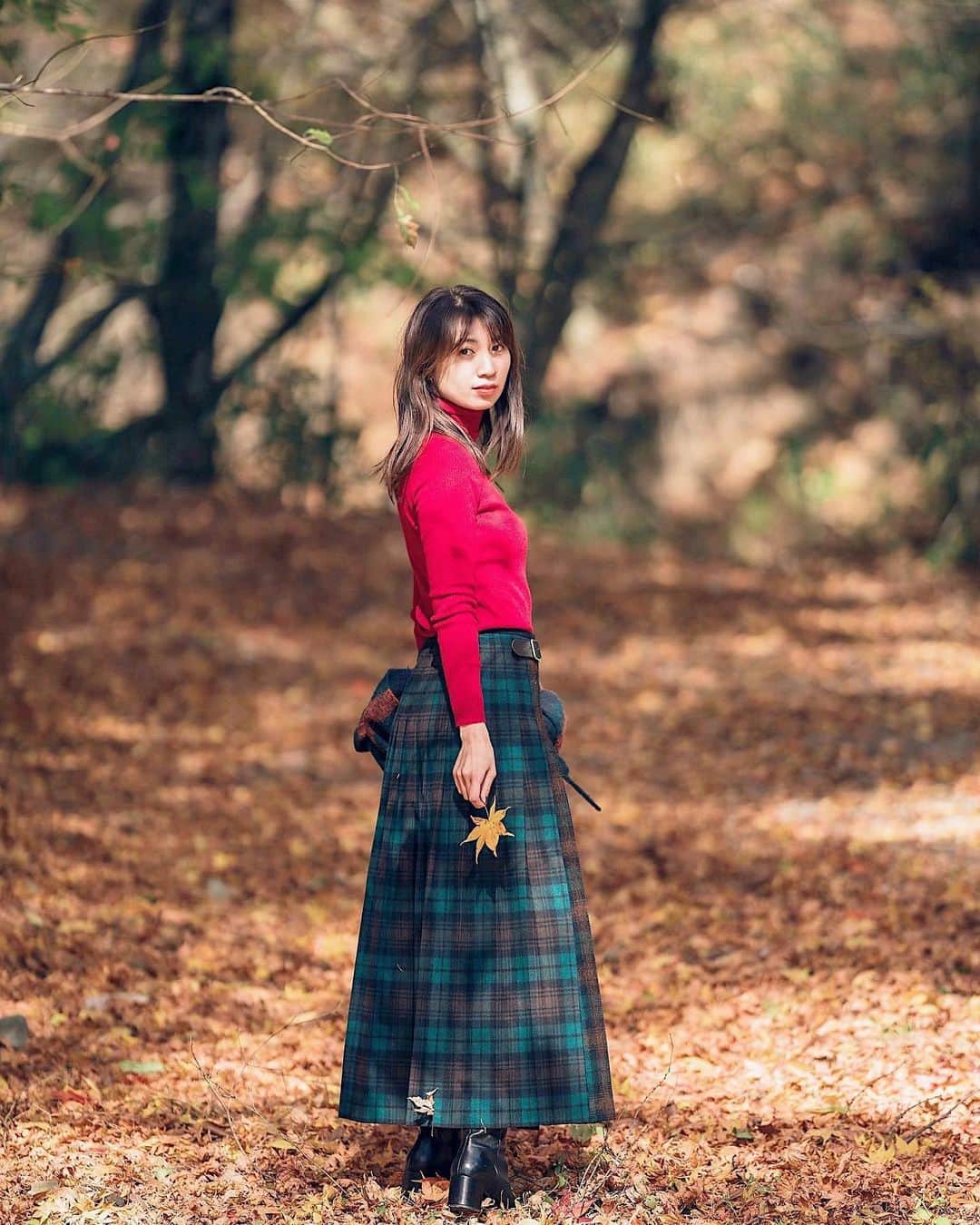 mikicoco00のインスタグラム：「* * 🍁🍂 冬は赤ニットが着たくなる〜 紅葉が綺麗な季節になりましたね♡ 赤とチェックで何気にオソロイです👩🏻🐶🐶 * * * tops#uniqlo  #エクストラファインメリノリブタートルネックセーター  skirt#curensology  * * * * #ユニクロニット部 #ユニクロニット族  #uniqloginza2020FW #ニットコーデ#pr」