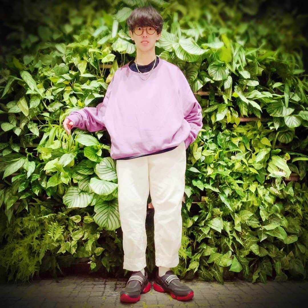 田辺駿一さんのインスタグラム写真 - (田辺駿一Instagram)「草木を自在に操るボスキャラ感。  #ootd #blueencount  #これソニーの社内 #しかも部屋の中の壁がこれ #本物の草木 #いつも部屋が湿ってるから喉に優しい #でも #草木気になりすぎて仕事集中できん時ある」11月9日 21時03分 - bluenvo