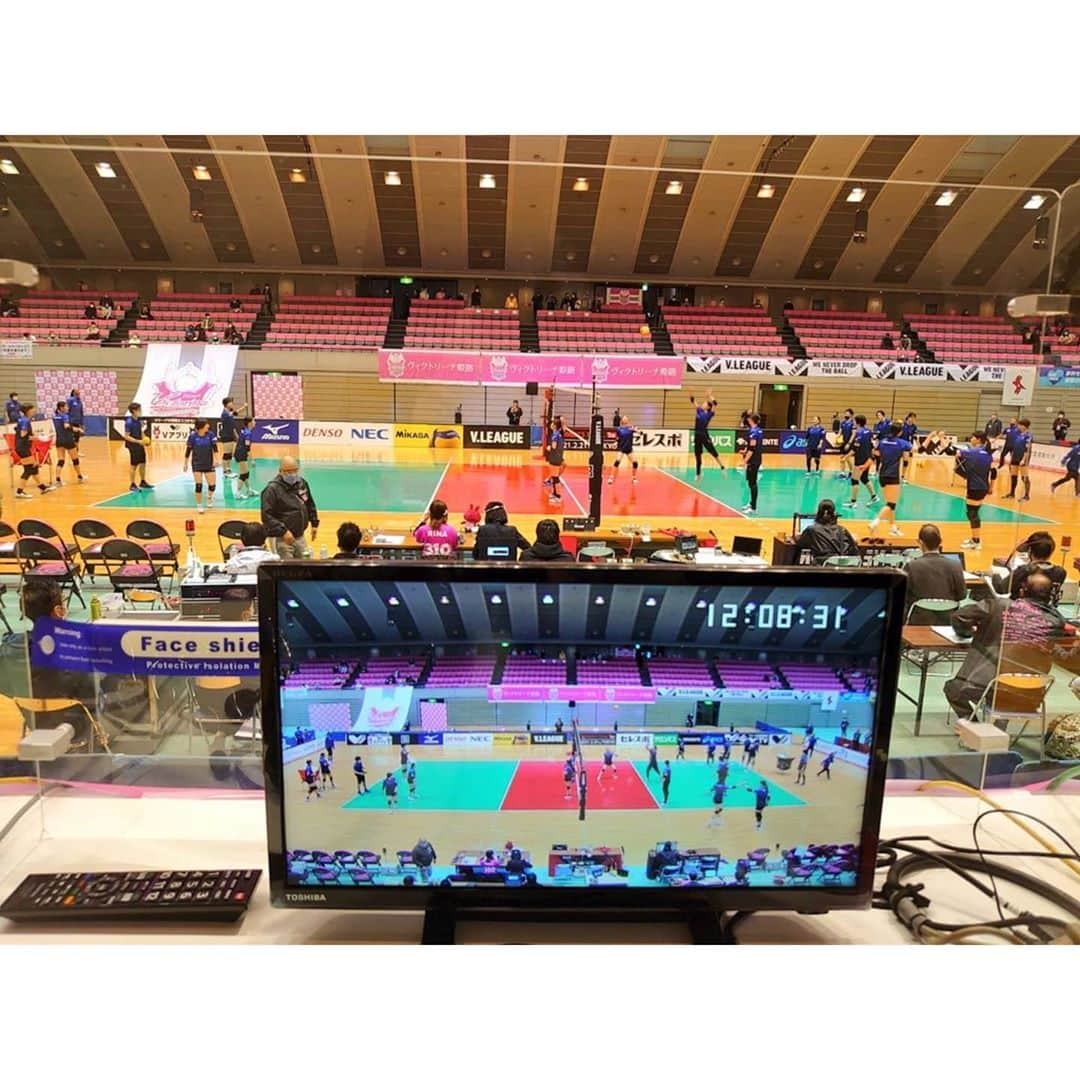 矢田部ゆかさんのインスタグラム写真 - (矢田部ゆかInstagram)「Vリーグ3週目 姫路大会✨  DAZNで実況を担当し、解説の丹山美沙緒さんと4試合をお伝えしました🏐  4年ぶりにご一緒しましたが、ご結婚されお子さんも生まれて…お顔はすっかりお母さんで柔らかい😊でもしゃべると関西弁が健在でした💪💕  姫路のホームはとっても良い雰囲気✨ 選手たちのプレーをみてたら…これは応援したくなるよなぁと思いました😊  #Vリーグ #VLEAGUE #DAZN #解説 #丹山美沙緒さん #実況 #矢田部ゆか #今季担当10試合 #バレー実況通算223試合目」11月9日 21時03分 - yucaparis93