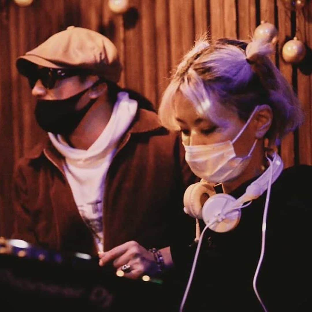 中川友里さんのインスタグラム写真 - (中川友里Instagram)「初のbonobo @jingumaebonobo でのDJ @dr_tommy さんのイベントに参加させていただきました🌟ありがとうございました☺️🥰 お店のかたやVJさんから選曲や流れがよかったと褒めて貰えたので、テクニカルな部分をもっと磨き上げたいと思いました🥺🌟 bonoboのミキサーは独特で初めて触るから3日前から緊張でお腹痛かったんですけど(笑)tommyせんせーのあたたかい眼差しとフォローで無事乗り換えられました🥺❤️日々精進したいであります🐹ありがとうございました！ 来てくれた友達もありがとう✌️💕 #DJ #トーキョーチュムチュム  #DrTommy #とみーせんせん　#もうチュムの第2のパパ🥺❤️」11月9日 21時14分 - darayunya