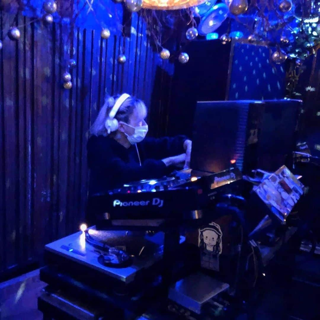 中川友里さんのインスタグラム写真 - (中川友里Instagram)「初のbonobo @jingumaebonobo でのDJ @dr_tommy さんのイベントに参加させていただきました🌟ありがとうございました☺️🥰 お店のかたやVJさんから選曲や流れがよかったと褒めて貰えたので、テクニカルな部分をもっと磨き上げたいと思いました🥺🌟 bonoboのミキサーは独特で初めて触るから3日前から緊張でお腹痛かったんですけど(笑)tommyせんせーのあたたかい眼差しとフォローで無事乗り換えられました🥺❤️日々精進したいであります🐹ありがとうございました！ 来てくれた友達もありがとう✌️💕 #DJ #トーキョーチュムチュム  #DrTommy #とみーせんせん　#もうチュムの第2のパパ🥺❤️」11月9日 21時14分 - darayunya