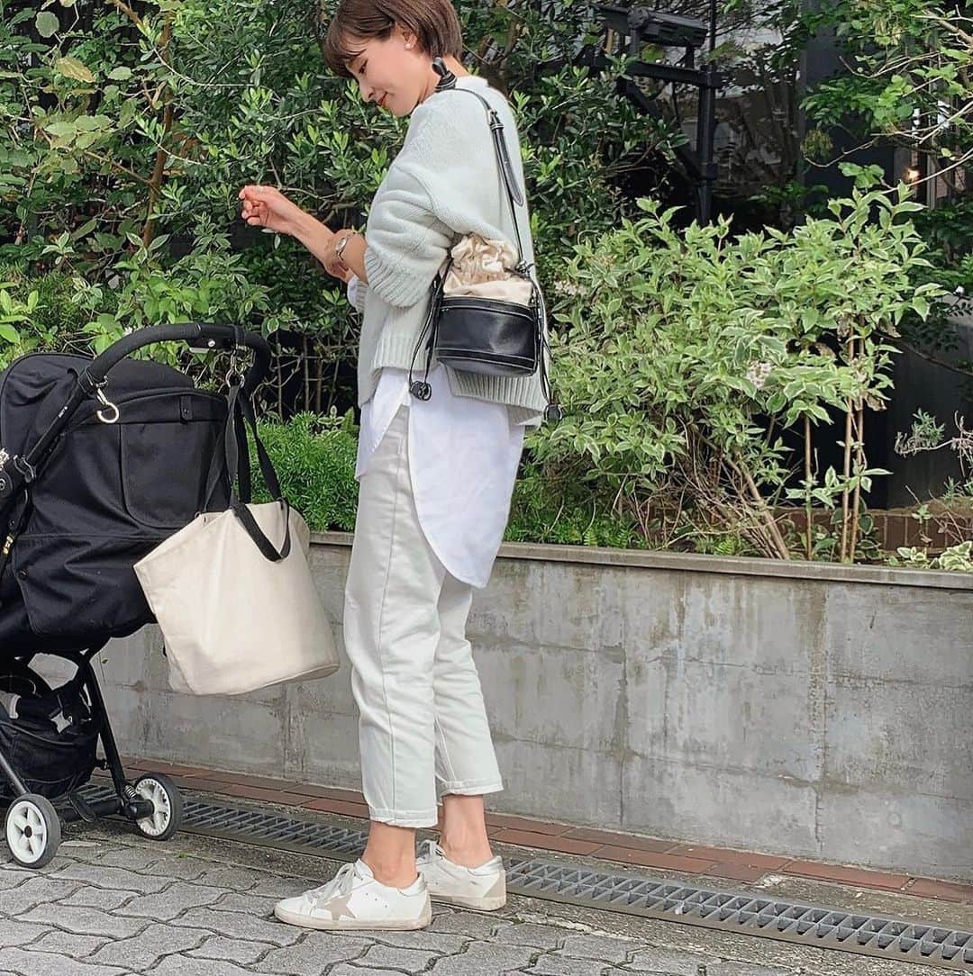 のインスタグラム：「淡いミントグリーンに惹かれて久しぶりに色物を着ました☺︎💚 ・ 綺麗な色♡ ・ ・ ・ tops @blanc_official.jp denim @stunninglure bag @ohgaofficial shoes @goldengoose」