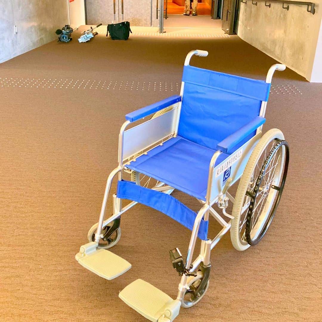 永倉由季さんのインスタグラム写真 - (永倉由季Instagram)「.﻿ .﻿ 今日は少し仮眠をしてから﻿ 東大阪市広報番組🌈﻿ ﻿ のち﻿ 車椅子体験をしながらのロケでした。﻿ 　　　　　　　　　　　　　　﻿ ﻿ いつも当たり前のように見えている世界が﻿ 当たり前じゃない。﻿ ﻿ 　　　　　　　　　　　　　　﻿ 車椅子に乗ってみてはじめて分かる﻿ 貴重な体験でした。﻿ 　　　　　　　　　　　﻿ ロケにご協力いただき﻿ 合間にご自身のことを気持ち良くお話してくださったことに感謝です。﻿ 　　　　　　　　　　　﻿ ﻿ ✅詳細はアメブロ更新　トップリンクより↓﻿ ﻿ http://ameblo.jp/naga-yuki﻿ ﻿ #東大阪市　#広報番組﻿ #ロケ　#東大阪市文化創造館  #バリアフリー　#車椅子 #段差　#体験して分かる」11月9日 21時07分 - yuki_nagakura67