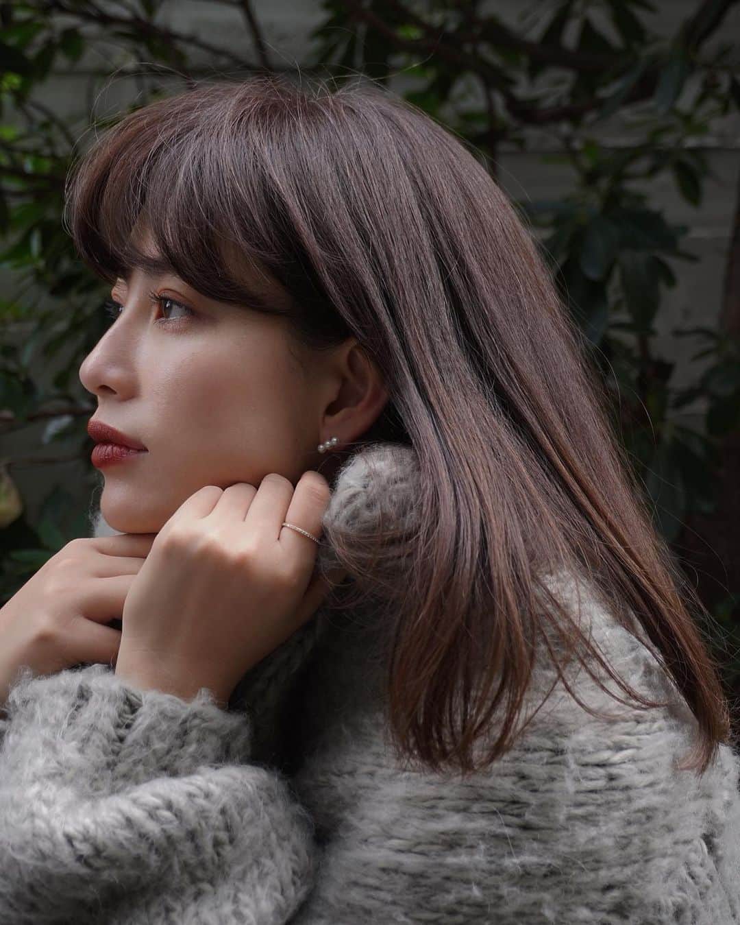 JUNNAのインスタグラム：「YouTube 更新しました  今回はヘアサロンでの前髪カットの様子やカットの拘り  シャンプー、ヘアケアアイテム  38歳、白髪についてのご質問も多いので 白髪が生えるメカニズムや生えにくくするアイテム についてもお話ししています！  頭皮ケアのオススメ  お気に入りの私物スタイリング剤をパーツに分けてご紹介  私がいつも前髪に使っているワックスやグリース  艶髪アイテムetc...  ボリューム出しetc...  冬の新作コスメを使った メイク、ネイルの紹介とモリモリの内容です🥳  #YouTube#ヘアアレンジ #ヘアスタイル #ヘアケア #ヘア #ヘアカラー #ヘアオイル #スタイリング #白髪染め #白髪 #コスメ #美容 #スキンケア #メイク #メイク動画#冬コーデ #冬#ツヤ肌メイク#アディクション」
