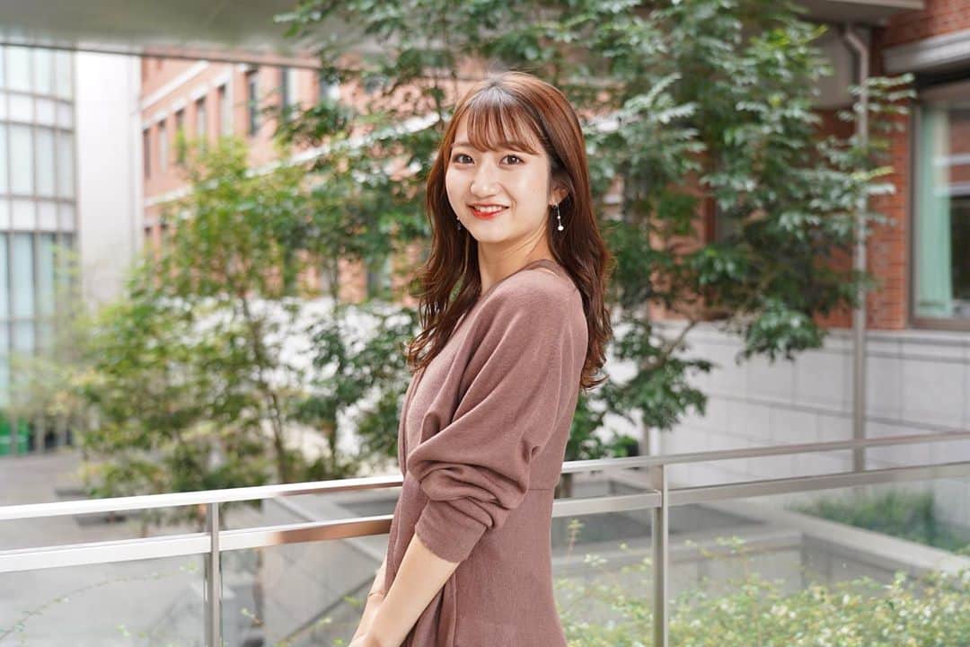 華山友希のインスタグラム：「【お知らせ🔔】  《⏰11/22 12時から》 行われるファイナルイベント本番は、"オンライン"  #showroom での配信となりました🙇🏻‍♂️ですが、例年と変わらず当日票があるので空けといてくださると嬉しいです✨  この日に向けて、スタッフさんファイナリスト一丸となって頑張っています。ミスキャンパス同志社2020 4ヶ月間の集大成　ぜひ楽しみにしといてください🙌🏻  そして、この写真は烏丸キャンパスで撮ったフリーペーパーのオフショです📸 フリーペーパーは　@missdoshisha のプロフィールのURLからすぐ見れます🙈  _______ 投票も残すところ10回、 本日も寝る前にポチッとよろしくお願いします🙇🏻‍♂️  #ミスキャン#ミスコン #ミスキャンパス同志社#ミス同志社#烏丸キャンパス#グローバル地域文化学部#ポートレート#撮影」