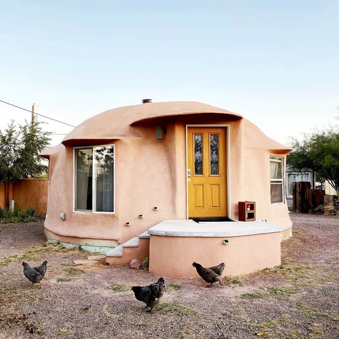 Airbnbさんのインスタグラム写真 - (AirbnbInstagram)「Just your average handcrafted dome home with chickens and its own hot mineral spring. Soak under the stars at Superhost Wendy’s unique retreat, only two hours from El Paso or Albuquerque. At lunchtime, head around the corner for an eclectic (and contactless) meal at Latitude 33. #GoNear  Discover one-of-a-kind places near you. Link in bio.   Photo: @anna_goldberg」11月9日 21時13分 - airbnb