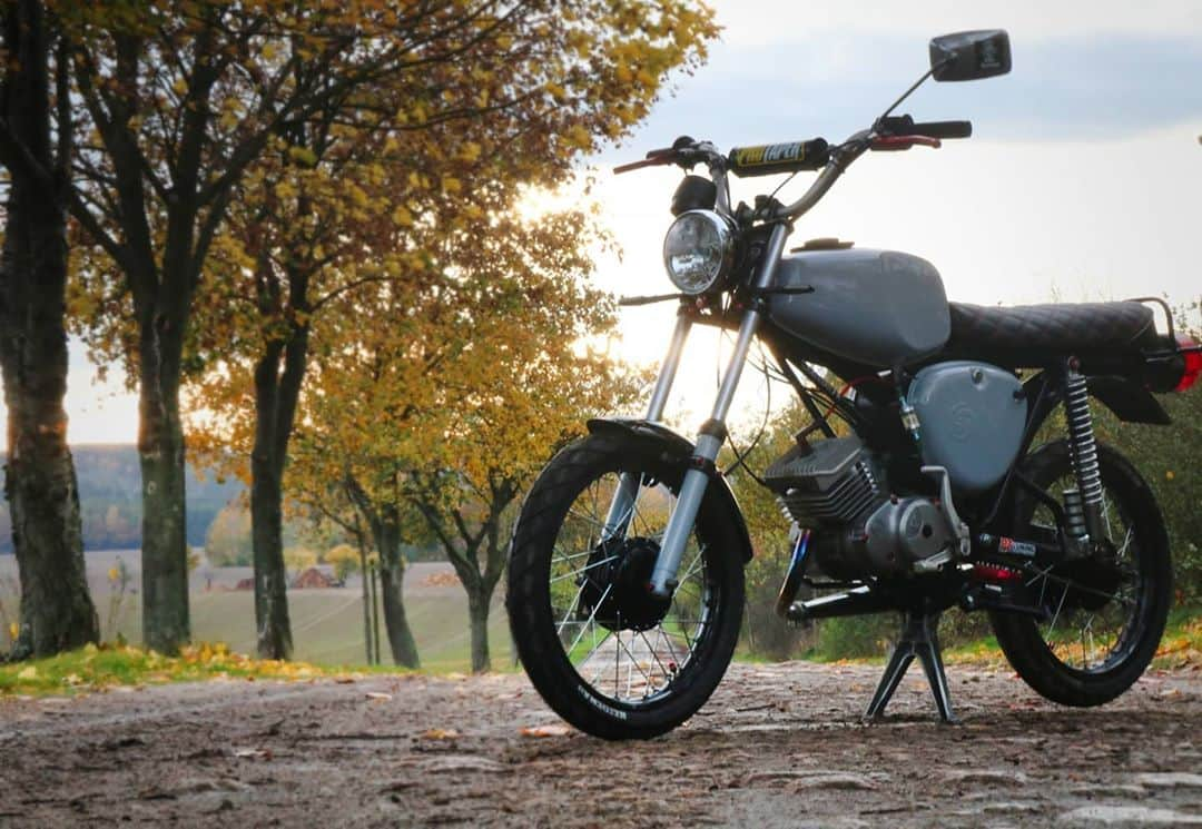 ロバート・バウアーのインスタグラム：「🍁🍂🍁🍂#herbst  #simson#s50#s51#kleineausfahrt #grau#rot #simsontuning #nature #dorfkind #simsonsuhl #canon #simsons #dorfleben #50ccm #50🐄big」