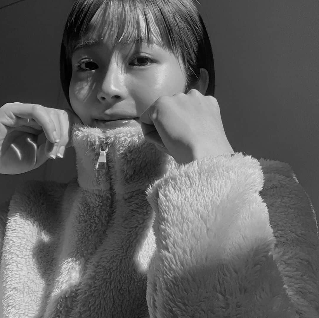 山本 絵里加のインスタグラム：「朝8時台いっちばん太陽の光が入る🙏♡ ユニクロのフリースほんとに買ってよかった😻　@uniqlo」