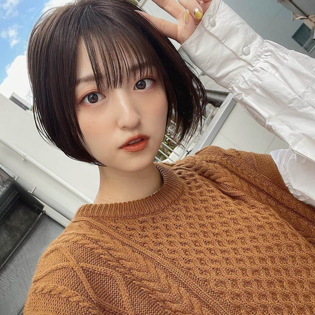 のインスタグラム：「﻿ ﻿ ﻿ ﻿ ﻿ 撮影で髪の毛を切りました〜✂︎﻿ ﻿ これから毎日セットするのが楽しみです☻﻿ ﻿ ﻿ ﻿ ﻿ ﻿ ﻿ #ショートボブ#ボブスタイル#暗髪ヘアー」