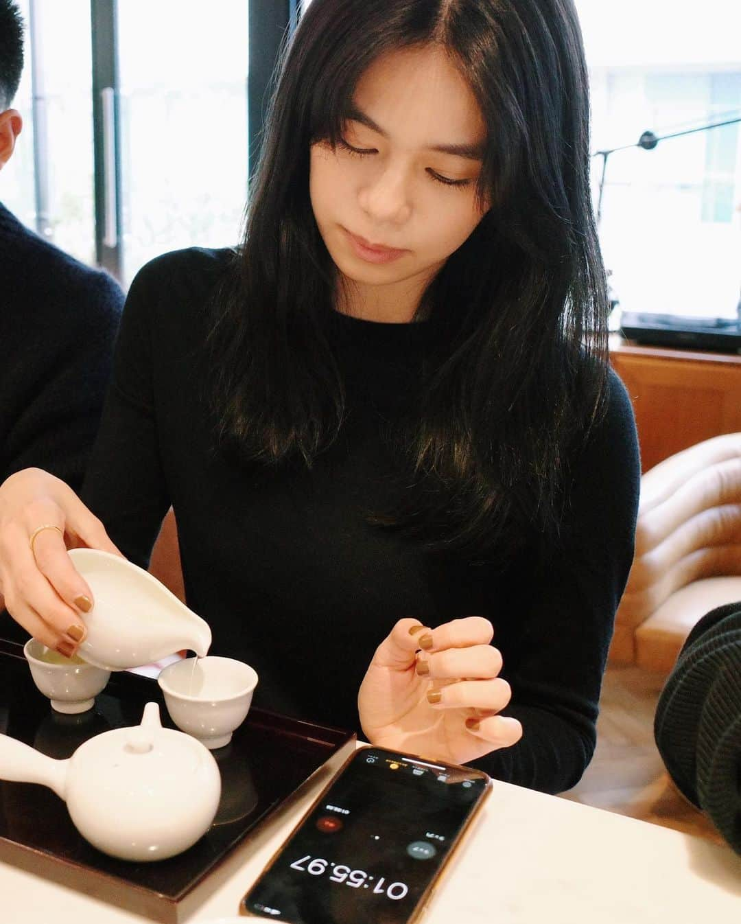 佐藤晴美さんのインスタグラム写真 - (佐藤晴美Instagram)「@yame_teashop  先日、お休みの日に楽しみにしていた八女伝統本玉露体験へ🤍  まずは、ほうじ茶とスパークリングのお茶をワイングラスで香りと共に贅沢にいただき、  それからいよいよ体験へ。  日本茶の中でもとっても貴重な八女茶葉。 0.1グラムの量の差、蒸らし時間1秒単位の差で、 味や香りが全然違いました。 そして、色が薄いのに香りの広がりや甘みがすごい🥺 お茶の概念が完全に覆されました。  心を整えるように丁寧に丁寧にお茶を淹れる時間、とても魅力的です。  キットをお土産に頂いたので お家でも楽しみたいと思います🤍  #八女茶 #八女伝統本玉露」11月9日 21時15分 - sato_harumi__official