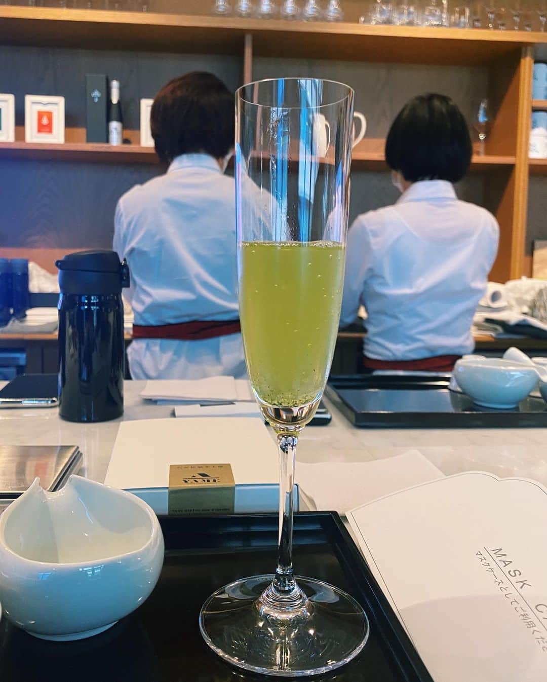 佐藤晴美さんのインスタグラム写真 - (佐藤晴美Instagram)「@yame_teashop  先日、お休みの日に楽しみにしていた八女伝統本玉露体験へ🤍  まずは、ほうじ茶とスパークリングのお茶をワイングラスで香りと共に贅沢にいただき、  それからいよいよ体験へ。  日本茶の中でもとっても貴重な八女茶葉。 0.1グラムの量の差、蒸らし時間1秒単位の差で、 味や香りが全然違いました。 そして、色が薄いのに香りの広がりや甘みがすごい🥺 お茶の概念が完全に覆されました。  心を整えるように丁寧に丁寧にお茶を淹れる時間、とても魅力的です。  キットをお土産に頂いたので お家でも楽しみたいと思います🤍  #八女茶 #八女伝統本玉露」11月9日 21時15分 - sato_harumi__official