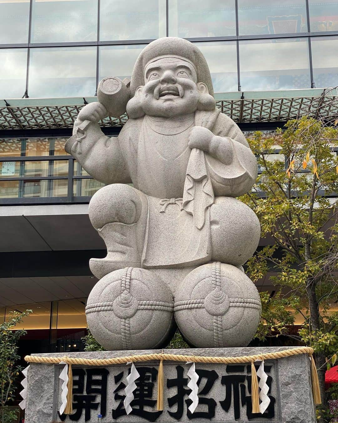 林田岬優さんのインスタグラム写真 - (林田岬優Instagram)「神田明神さまで撮影でした⛩ 帰りに買った#鯛焼き　と、#だいこく様　😊」11月9日 21時19分 - miyu_hayashida