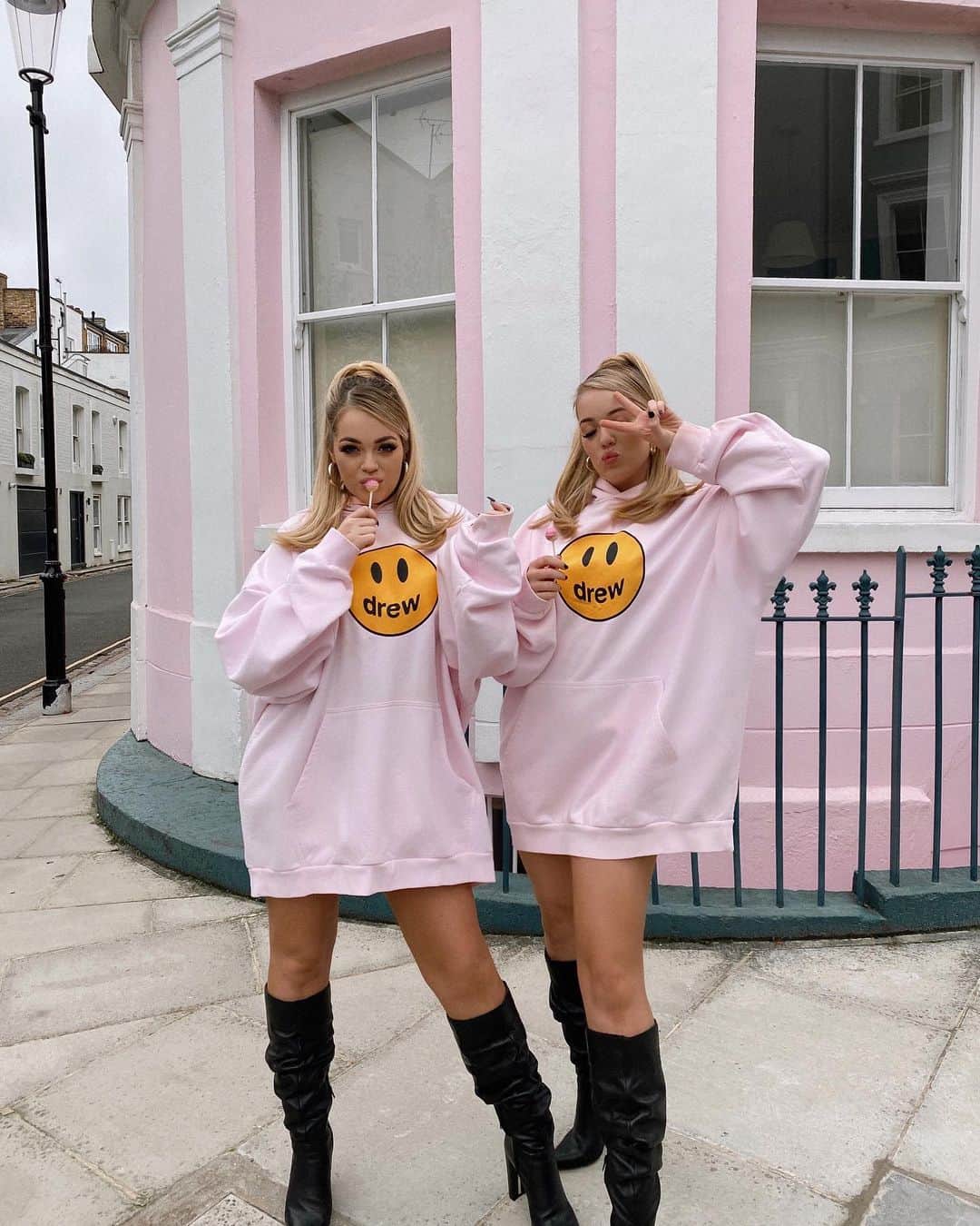 Lucy Connellさんのインスタグラム写真 - (Lucy ConnellInstagram)「Matching in @drewhouse! 🤍✌🏼」11月9日 21時21分 - twinspo