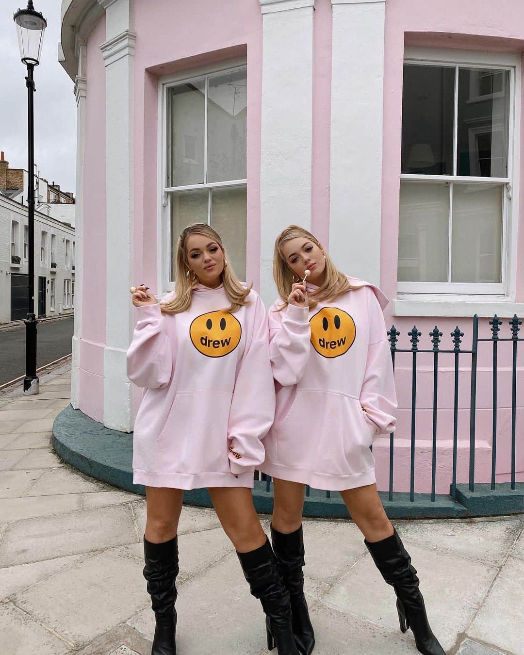 Lucy Connellさんのインスタグラム写真 - (Lucy ConnellInstagram)「Matching in @drewhouse! 🤍✌🏼」11月9日 21時21分 - twinspo