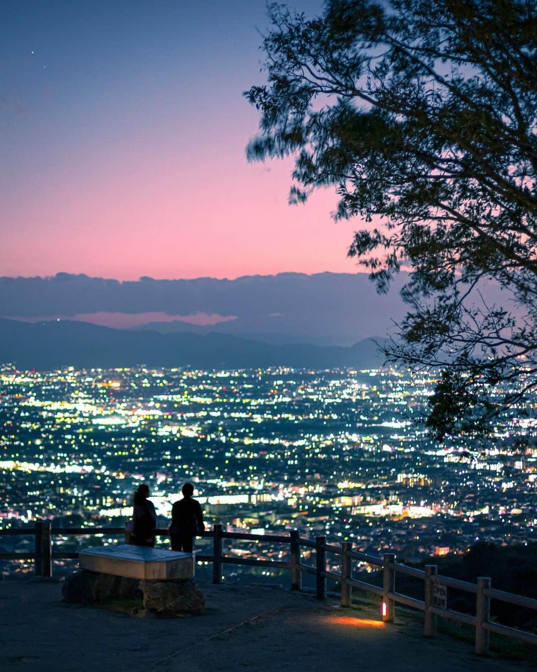 kyoko_zzzのインスタグラム：「Twilight silhouette . #若草山 #silhouette #夜景 #nightview」