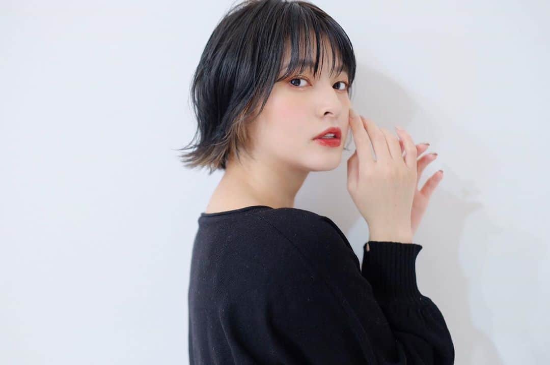 えなちぃのインスタグラム：「ブルージュとインナーカラー🤍 引き続きインナーカラーは楽しみたい💓 今、色が抜けてきて、よりブルーっぽくなってきたー！ インナーカラーが、シャンプーしたら色が移ってしまって、　少し水色っぽく染まった😂」