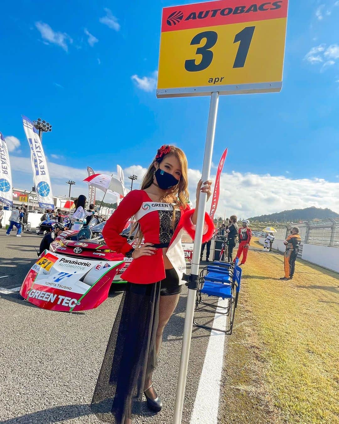 HIKARUさんのインスタグラム写真 - (HIKARUInstagram)「apr31号車決勝お疲れ様でした！ 6番手からのスタート 順位が入れ替わったり激しいレースでした！ また前回と同様SC入り🥺 ファイナルラップで接触があったようで 27番手でした！！ 嵯峨選手中山選手関係者様ファンの方々 お疲れ様でしたありがとうございました💕 #apr #GREENTEC #レースクイーン」11月9日 21時24分 - hikaru__0211