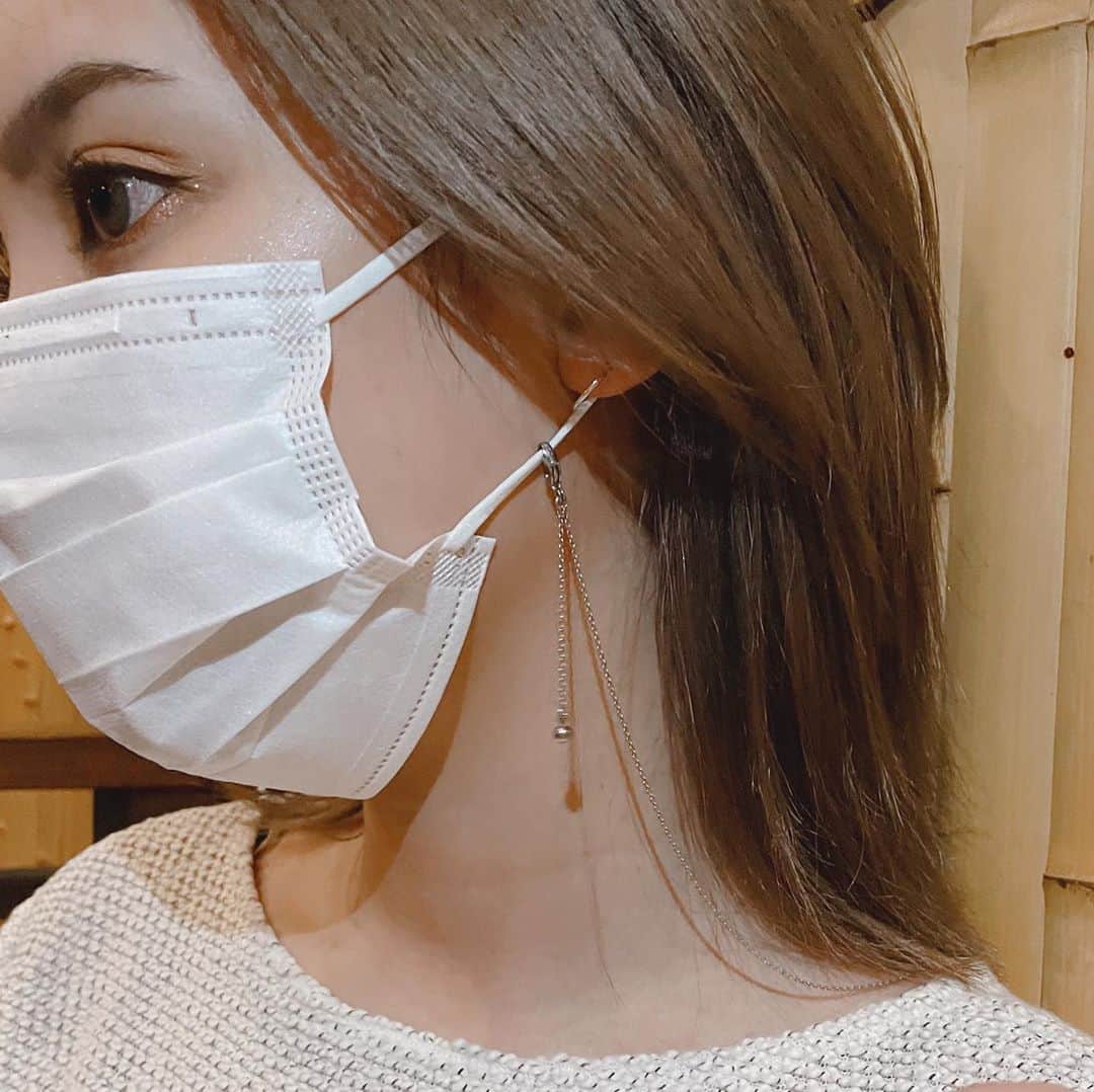 佐々木まゆのインスタグラム：「最近メイクも髪色も変えてマスクしてても派手に見えるようにしてる。マスクチェーンも可愛いでしょ」
