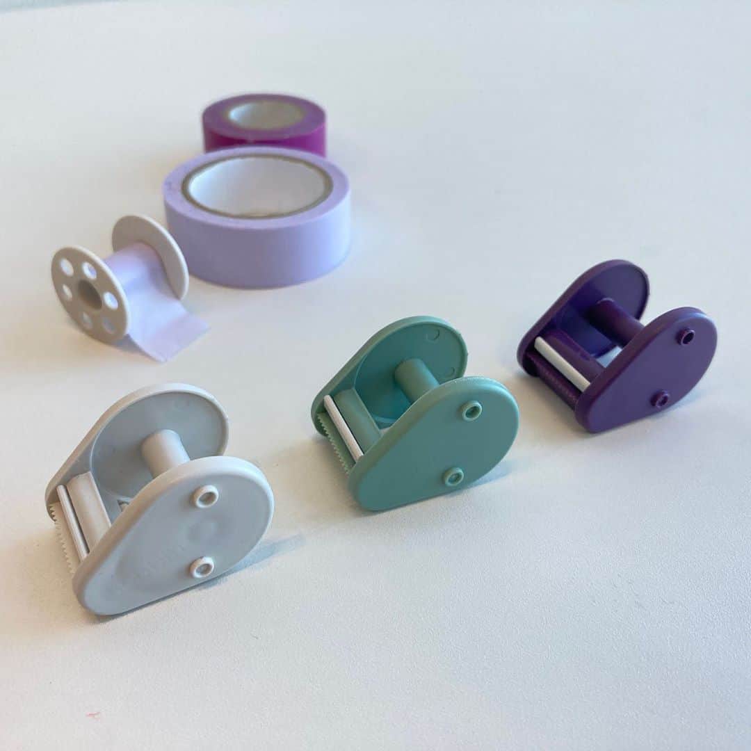 のインスタグラム：「【新商品】﻿ #Bobbin #ボビン﻿ ﻿ 今週は、文具女子博で先行発売する、﻿ マスキングテープをもっと楽しむ新シリーズをご紹介します！﻿ ﻿ ﻿ ＜Bobbinって？＞﻿ ﻿ 「マスキングテープと"もっと"楽しく」をコンセプトにした﻿ 集める、持ち運ぶ、使う、交換するといったシーンの楽しさを広げる、﻿ ﻿ マスキングテープと周辺用品の新シリーズ🌸﻿ ﻿ ﻿ ﻿ ＜どんな商品？＞﻿ ﻿ コロンと小さなマスキングテープ「ボビンテープ」﻿ 小型でも使いやすいテープカッター「プチカッター」﻿ ﻿ ﻿ ＜特長＞﻿ ﻿ #ボビンテープ﻿ ミシンなどで使う糸巻き（ボビン）をイメージした、小さなマスキングテープ﻿ 側面がカバーされているので汚れがつきにくく、﻿ また凸面と凹面を組み合わせて、ボビンテープ同士をくっつけることも可能﻿ ﻿ #プチカッター﻿ テープの端を押し上げるスイッチで、使いたいときにサッとテープの端をつまめます。﻿ プチカッター同士をくっつけることも可能なので、﻿ デコレーションを行う際など、複数のテープを使う時にも便利！﻿ ﻿ ---﻿ ﻿ 20代～40代の女性を中心に人気のマスキングテープ。﻿ ﻿ コクヨが行った調査によると、﻿ マスキングテープを所有している女性のうち、﻿ 60%が3個以上を所有しているそうです。﻿ ﻿ そんなマステ沼の住人の皆様にご紹介したい！🥺﻿ ﻿ ﻿ ﻿ ﻿ ﻿ ｰｰｰ﻿ ﻿ 発売日：2021年1月27日（水）予定﻿ →文具店に並ぶタイミングにはばらつきがあるため目安としてお考え下さい﻿ ﻿ 　※2020年11月27日～29日開催の「文具女子博2020」にて先行販売（数量限定）﻿ ﻿ 価格：﻿ 　ボビンテープ（1個入）180円、（3個入） 380円、﻿ 　プチカッター（3個入）320円、カッター付きケース 450円、﻿ 　コマキキ（本体1台、ボビン芯2個入） 600円、ボビン芯（6個入） 300円﻿ ﻿ ﻿ ﻿ #マステ #マステ沼 #マステ沼の住人 #クラフト #紙もの　#マスキングテープ　#マステ好き﻿ #文具沼 #文房具 #文具 #文具好き #文房具マニア #文具好きさんとつながりたい #ステーショナリー #stationery #stationerylove #stationeryaddict #コクヨ #kokuyo #コクヨのぶんぐ」