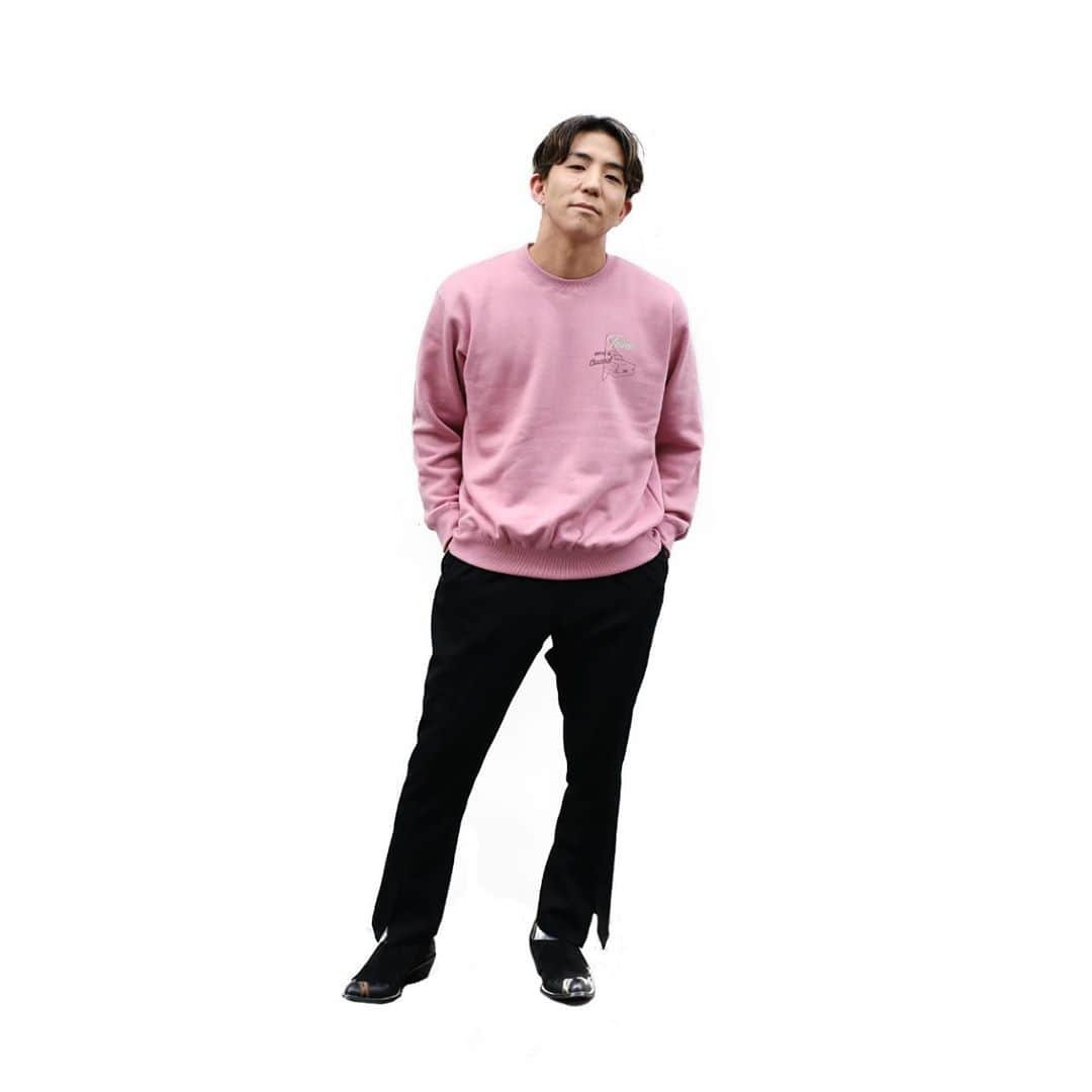 Kazuki Hamamotoのインスタグラム：「11/10 0時発売開始﻿ ﻿ <Drive in Channel Sweat >﻿ ﻿ ¥ 6,500 税込﻿ ﻿ ＊Size﻿ S. M. L. XL﻿ (kazuki L着用)﻿ (DAISUKE XL着用)﻿ ﻿ ＊Color﻿ pink/beige﻿ ﻿ ＊design﻿ フロントには再生ボタンにクラシックカーが入って行くイラストが、バックにはまさにドライブインチャンネルを観に行くkazukiとAlfred Jr.の姿が描かれています！普段の2人をそのまま描いたかのようなデザインになっております。よく見るといくつか隠れタネがあるので探してみてくださいね！10オンスの厚手なトレーナーで、重ね着してもゴワつかない素材を選びました！着脱が多いこの季節にぴったりです！﻿ ﻿ #カズキのタネ﻿ #SummerNeat﻿ @summer_neat ﻿ @daiskeoo」