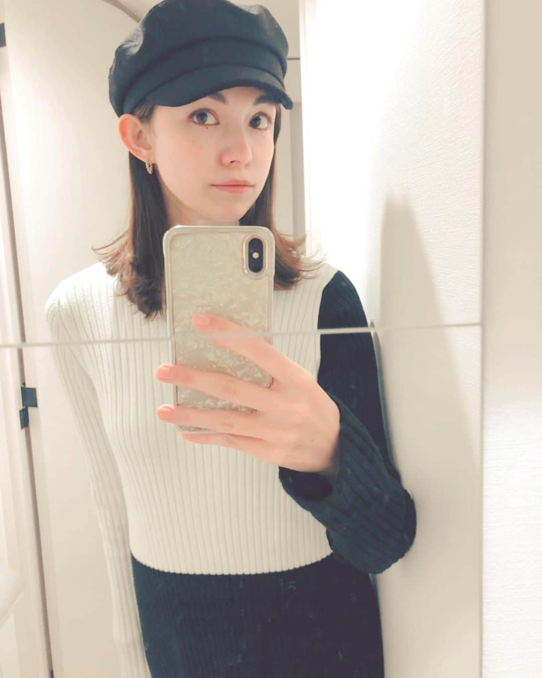 横山エリカのインスタグラム：「最近はピラティスが本当に楽しくて、少しずつだけど着実に変化していく体を観察中💪でも側湾症なので運動を頑張りすぎると変に力が入って背骨に負担がかかって痛みが出てしまったり😅やりすぎも良くないし、バランスが大事ですね🙆‍♀️最近はずっと背骨が痛かったから合わせて整体にも行って、ちゃんと整える事も意識しています☺️ 負担かけてピラティスやってるのは本末転倒だから、そこはどうにかしなきゃ😂」