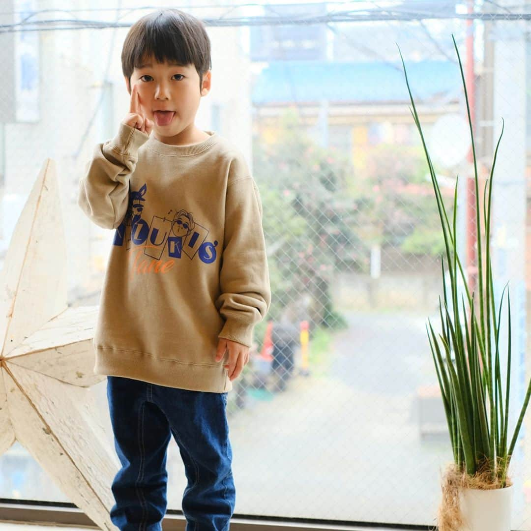 Kazuki Hamamotoさんのインスタグラム写真 - (Kazuki HamamotoInstagram)「11/10 0時発売開始﻿ ﻿ < kazuki's Tane kids sweat>﻿ ﻿ ¥ 3,000 税込﻿ ﻿ ＊Size﻿ Jr.S Jr.M Jr.L ﻿ ﻿ model﻿ ZEN (100cm) Jr.S 着用﻿ ﻿ ＊Color﻿ beige﻿ ﻿ ＊design﻿ フロントにはキッズに2人が是非来て欲しいデザインにしたいという事で、アニメのタイトルの様なデザインにしました！バックにはSummer Neatの再生ボタンが、みんなが使うカーソルがあのポーズになってますよ！キッズサイズではなかなかない10オンスのボディ！これから寒くなる季節には便利な厚手素材なので、これを着て暖まってね！﻿ ﻿ #カズキのタネ﻿ #SummerNeat﻿ #kids﻿ @summer_neat ﻿ @daiskeoo」11月9日 21時39分 - kazukistkgz