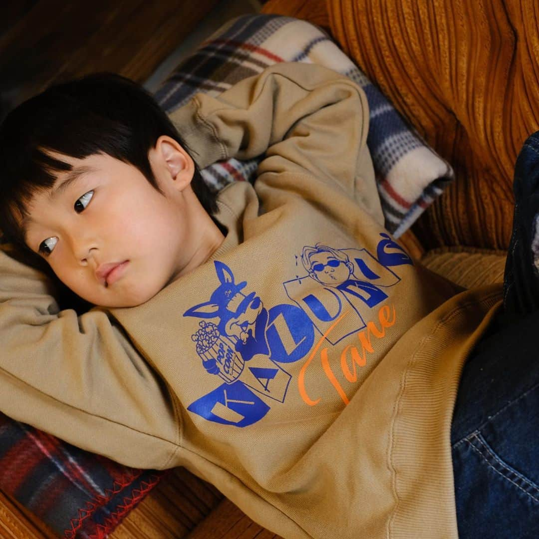 Kazuki Hamamotoさんのインスタグラム写真 - (Kazuki HamamotoInstagram)「11/10 0時発売開始﻿ ﻿ < kazuki's Tane kids sweat>﻿ ﻿ ¥ 3,000 税込﻿ ﻿ ＊Size﻿ Jr.S Jr.M Jr.L ﻿ ﻿ model﻿ ZEN (100cm) Jr.S 着用﻿ ﻿ ＊Color﻿ beige﻿ ﻿ ＊design﻿ フロントにはキッズに2人が是非来て欲しいデザインにしたいという事で、アニメのタイトルの様なデザインにしました！バックにはSummer Neatの再生ボタンが、みんなが使うカーソルがあのポーズになってますよ！キッズサイズではなかなかない10オンスのボディ！これから寒くなる季節には便利な厚手素材なので、これを着て暖まってね！﻿ ﻿ #カズキのタネ﻿ #SummerNeat﻿ #kids﻿ @summer_neat ﻿ @daiskeoo」11月9日 21時39分 - kazukistkgz