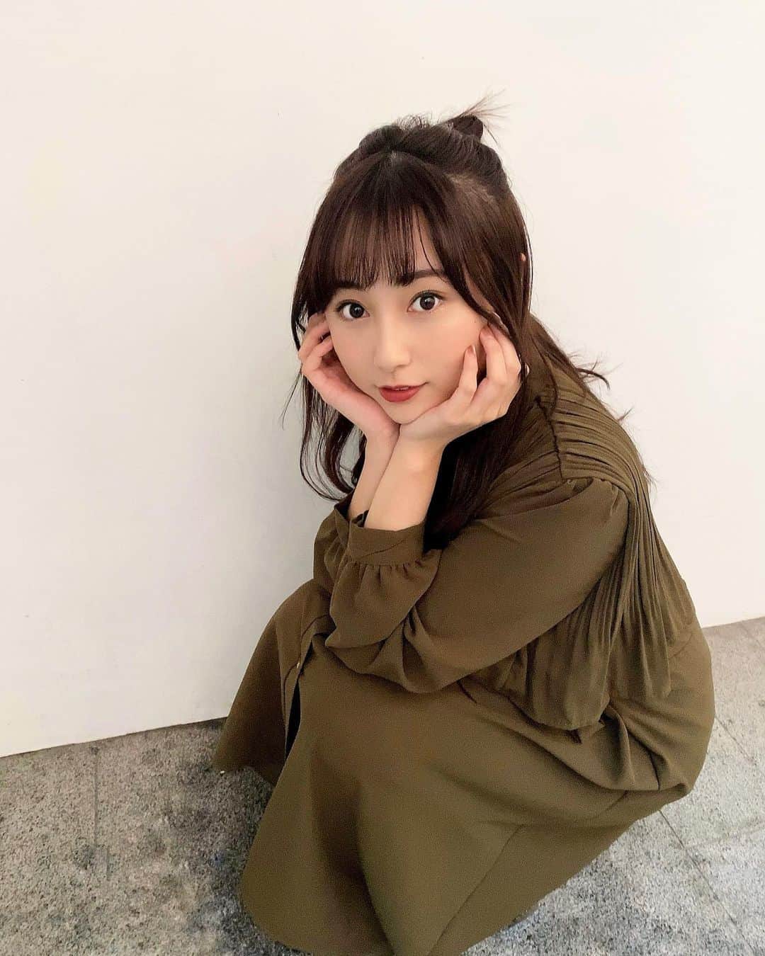 のインスタグラム：「. ワンピースは @as.meee.official さんの🌷 　 珍しくハーフアップお団子をしてみた！ どうかな🧐🍡 　 　 #asmeee #アズミー #韓国ファッション #韓国ファッション通販 #韓国通販 #韓国コーデ #ワンピース #ワンピースコーデ #ワンピコーデ #プリーツワンピース #ロングワンピース #カーキコーデ #ハーフアップ #お団子ヘア #お団子アレンジ #ハーフアップお団子 #ハーフアップアレンジ #表参道」