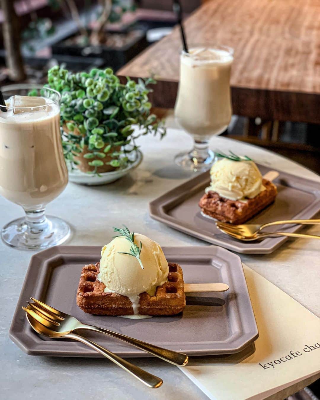Yukicoさんのインスタグラム写真 - (YukicoInstagram)「🧇 . . 10/30から @cross_bbc にて 間借り営業にてopen @kyocafe_chacha  . . . igで死ぬほど投稿みたんですが 食べた方が美味しすぎてびっくり❣️ いってよかったな🥰 . . 写真だけじゃ本当のおいしさって なかなか伝わりません💭 . だから私は 美味しいことは正直に書いてます𓂃𓃈 . . ワッフルはカリッじゅわ💭 蜜がしみてます💭💭 アイスがなくても十分美味しい♥️ˎˊ˗ ﻿﻿ . . Classic waffle setは 15時からの提供です💁🏻‍♀️﻿ ﻿. . . #kyocafechacha#cross_bbc#sweets#waffle#ワッフル#ワッフルバー#アイス#ほうじ茶スイーツ#抹茶スイーツ#スイーツ#京都グルメ#京都カフェ#京都スイーツ#京都観光#京都旅#京都旅行#嵐山#嵐山カフェ#嵐山スイーツ#食べ歩き」11月9日 21時32分 - yukicolifecom
