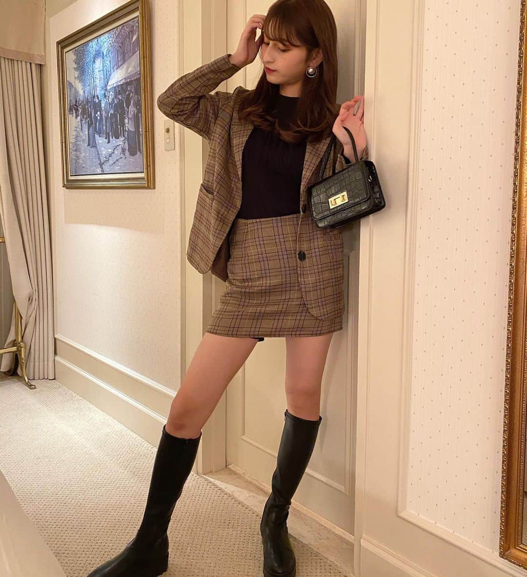 瀧澤あすみさんのインスタグラム写真 - (瀧澤あすみInstagram)「ㅤㅤㅤㅤㅤㅤㅤ ㅤㅤㅤㅤㅤㅤ @_ruruofficial_ のセットアップコーデです🤎  やっぱりミニスカートはタイトが可愛いしロングブーツ合わせて完璧❤︎ スカートの形も丁度よくピチピチでジャケットの丈感もよい！」11月9日 21時33分 - asumitakizawa