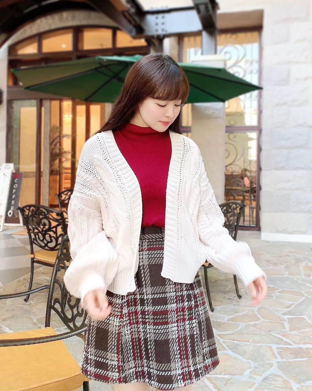 のインスタグラム：「こんばんは💕 今日は、あるところに…🇰🇷♪(また詳しく聞きます♡) . 久しぶりに膝上丈のスカートを履いたので ソワソワソワソワ(　˙-˙　)（笑） 配色に一目惚れした @rirandture_official スカート、 履けて嬉しかった🥰 . #コーディネート #ユニクロ #UNIQLO #リランドチュール #rirandture #チェックスカート #fifth #フィフス #女の子ママ #関西ママ」