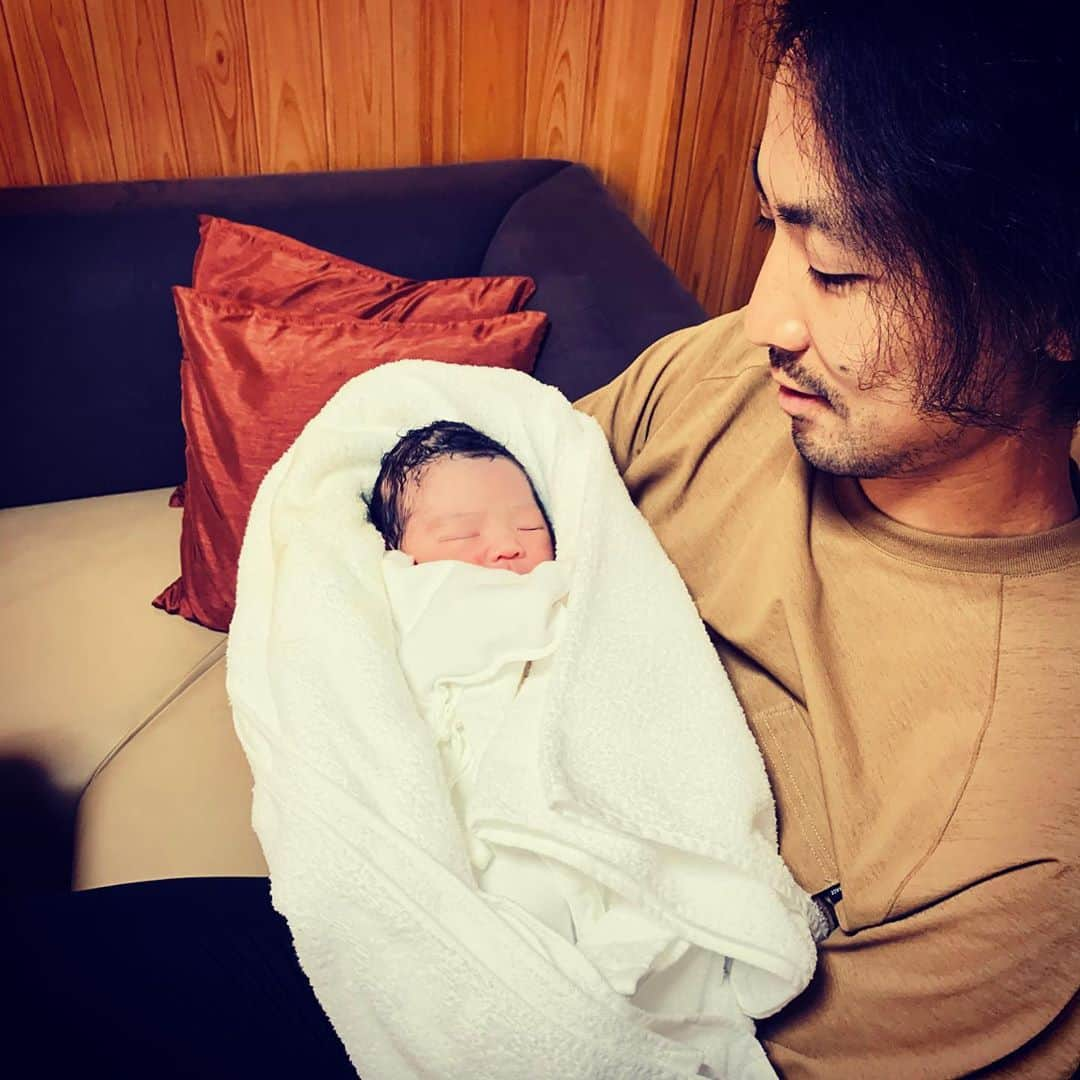 渡部暁斗のインスタグラム：「Welcome to our lives, little boy.👶🏻 Grateful that you are here. Proud of @yurie_watabe.   本日、家族が1人増えました。 母子共に健康です。立ち会ったことで、今は沢山の感情で溢れています。#newfamilymember #babyboy #newlife #newdad」