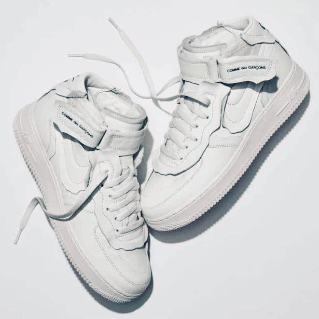 レクレルールのインスタグラム：「COMME DES GARÇONS X NIKE Air Force 1 Mid White or Black Now available online 👟  #Leclaireur #conceptstore #nike #commedesgarcons #nikexcommedesgarcons #nikeairforce1」