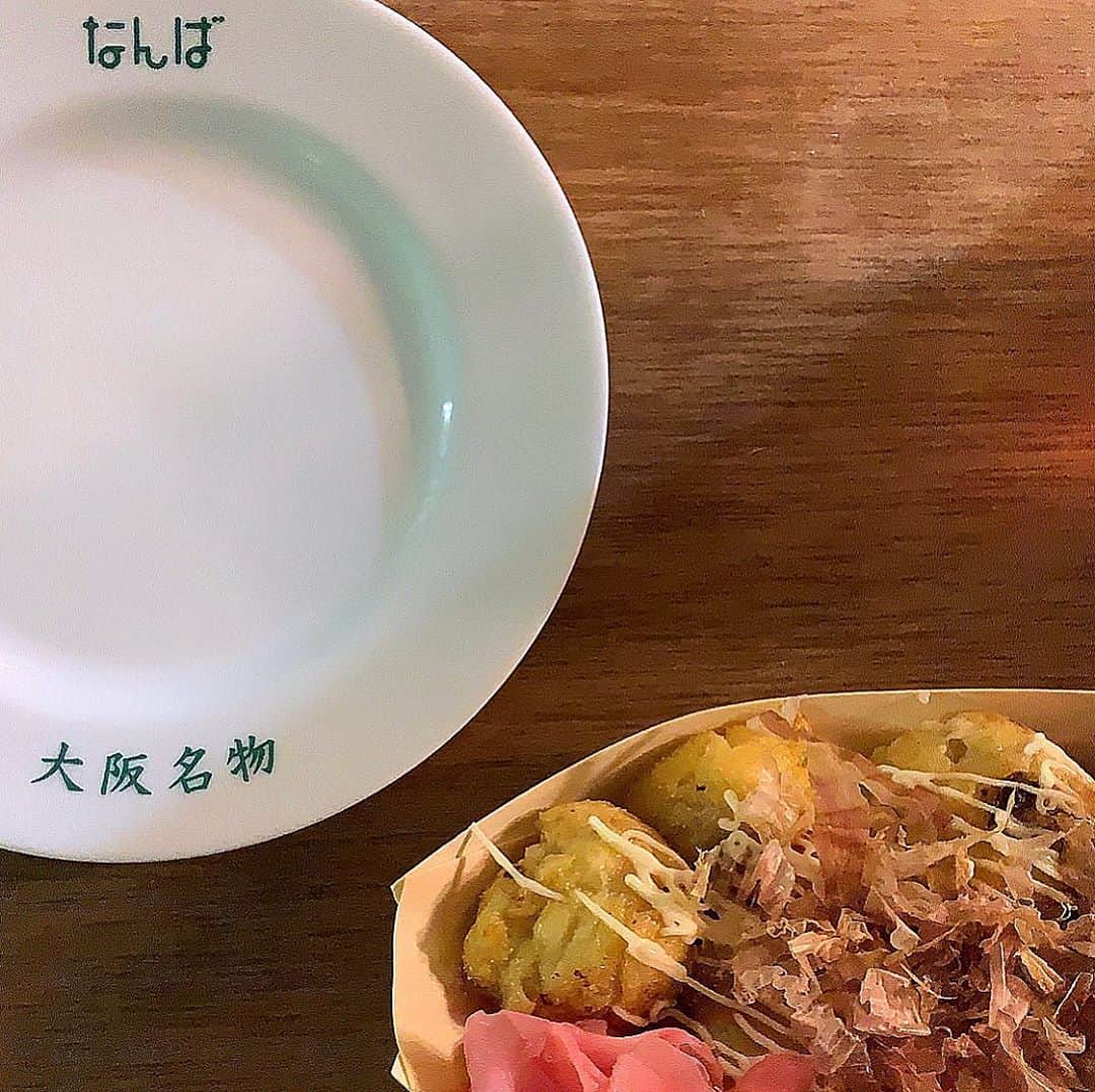 前山奈津巴さんのインスタグラム写真 - (前山奈津巴Instagram)「. . たこ焼きって なんでこんなに美味しいんだろうね〜？♡ . 絶対的に塩マヨ派だけど、たまにソースが食べたくなるのでこの後ソースもいきました。はは☺️ . サイドメニューも美味しかったよ〜〜〜 お母さんに会いにまた行かなきゃな👩🏻💭 . #なんば #たこ焼き #たこ焼き屋  #三茶グルメ」11月9日 21時48分 - natsuha_maeyama