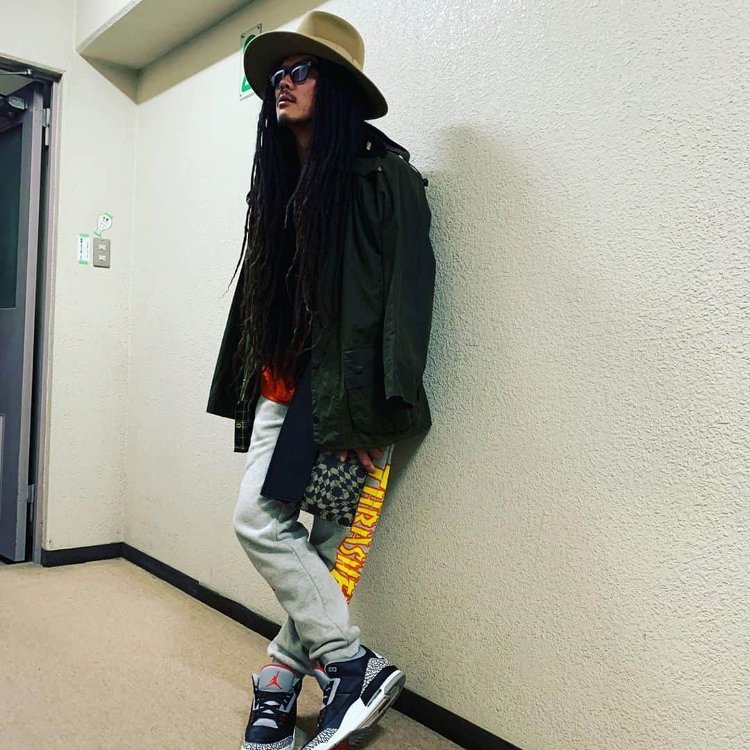 庄村聡泰のインスタグラム：「#バブアー をストリートに着てみると言う行為  頭#kijimatakayuki  眼#vintageglasses #古着 フレーム買ってレンズ入れ替えました多分初の色眼鏡 上#barbour #ビューフォート 好き好き大好き 中#beams オレンジのもこもこスウェット 下#thrasher 逃れられない魅力があります 靴#jordan3 所謂レトロog 鞄#gucci メンバーから誕生日に頂いた物です」