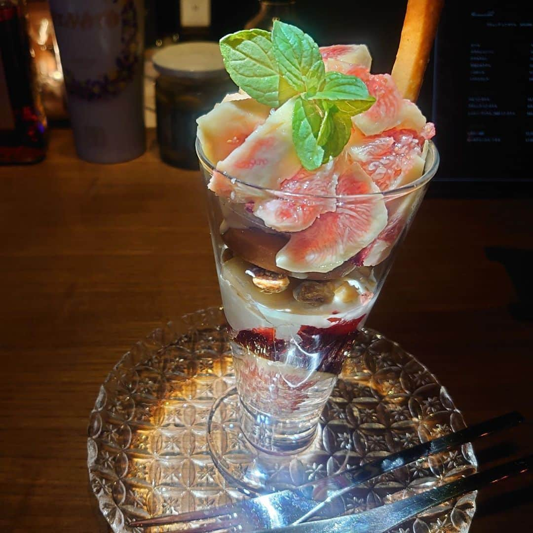 仙石みなみさんのインスタグラム写真 - (仙石みなみInstagram)「. 🍁 秋限定のいちぢく〜。 . #figs #parfait #パフェ #cafe #sweets #fruits #autumn」11月9日 21時43分 - sengoku_minami