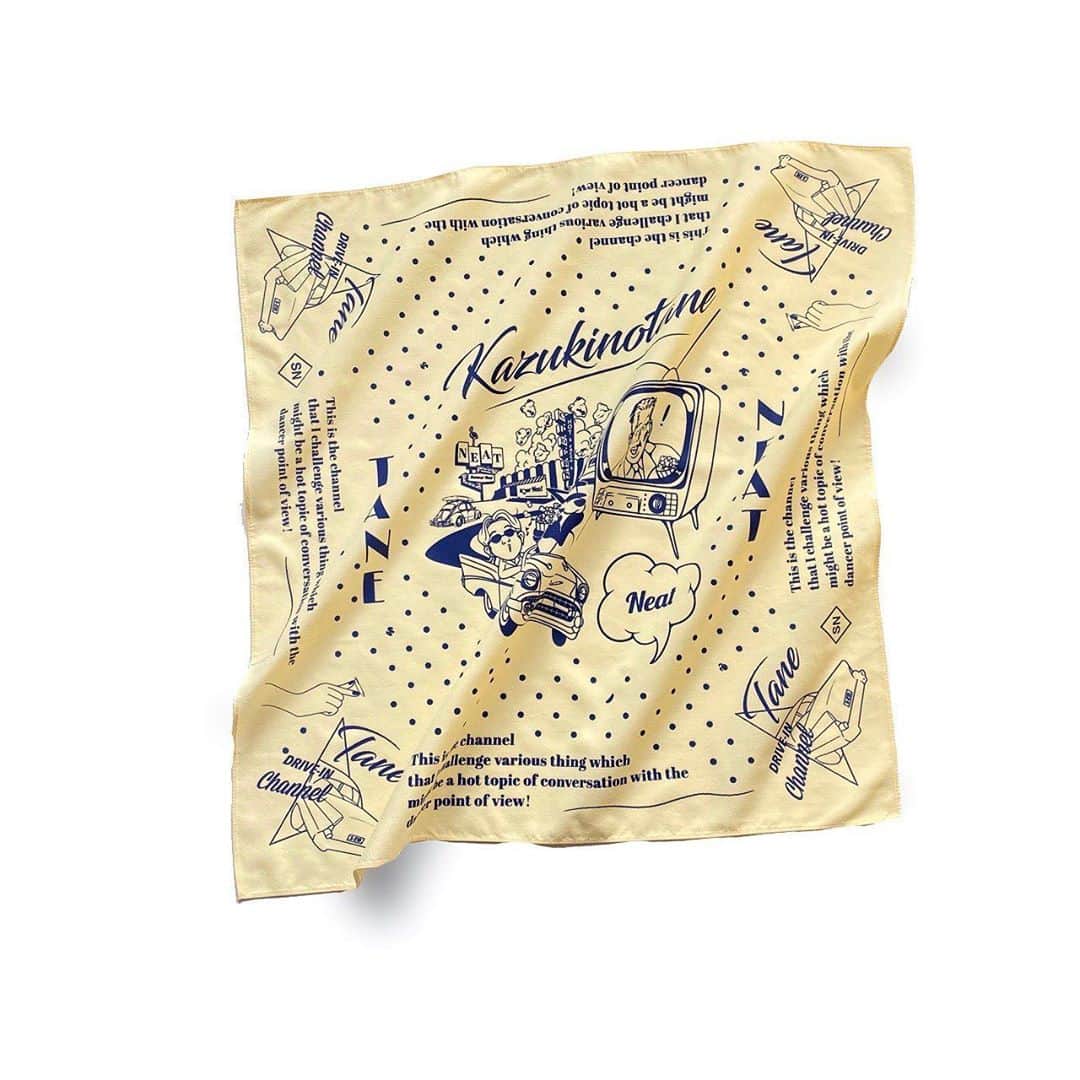 Kazuki Hamamotoのインスタグラム：「11/10 0時発売開始﻿ ﻿ < kazukinotane Sandwich bandana>﻿ ﻿ ¥ 1,900 税込﻿ ﻿ ＊size﻿ 60cm × 60cm(バンダナ)﻿ ﻿ ＊Color﻿ Beige/Green﻿ ﻿ ＊design﻿ 再生ボタンにクラシックカーが入って行くイラストやドライブインチャンネルを観に行くkazukiとAlfred Jr.の姿がシンメトリーに描かれ、普段の2人をそのまま描いたかのようなデザインになっております。よく見ると、ドットの中にいくつか隠れポップコーンや隠れタネがあるので探してみてくださいね！60cmの大判バンダナで、最近手を洗う事が多くなった際のハンカチとしても使えそう！サンドウィッチに折られたバンダナには全4種類のステッカーも挟んであります！その中にはYouTubeの中の会話で出たkazuki本人が言った犬うさぎも入っております！スマホに挟んでオリジナルの携帯ケースも作れますよ！﻿ いろんな味が詰まったサンドウィッチバンダナをどうぞ召し上がれ！﻿ ﻿ #カズキのタネ﻿ #SummerNeat﻿ @summer_neat ﻿ @daiskeoo」