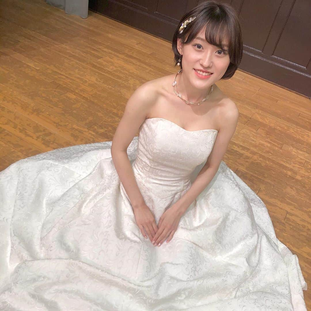 山口柚香さんのインスタグラム写真 - (山口柚香Instagram)「ご報告遅れてしまい申し訳ありません。既にたくさんの友達や応援してくださった方々から温かいメッセージをいただいております。本当にありがとうございます。  もう多くの方はご存知かと思いますが、今回の水コンで賞をいただくことはできませんでした。 かなり長文になりますし、これまでの人生を振り返るようなかなり壮大な内容になってしまいましたが、ここで今の思いを皆さんにお伝えすることで、自分の中で区切りをつけさせてください。  私は今までの人生で、チャレンジすること、自分の限界を決めないことを最も大切に生きてきました。その精神のもと、これまで様々なことに挑戦してきました。小さな失敗や挫折もありましたが、結局最後は私の望む結果になり、その成功体験が私をまた次の挑戦へと、背中を押してくれました。 私は人生で、大きな失敗、挫折をしたことがありませんでした。どんな時も、勝利の女神は私に微笑んでくれたのです。この20年間、その繰り返しで着々と自信をつけ、私ならできる、なんだって挑戦する勇気を持って、目標に向かって努力すれば必ず報われる、そう信じて疑わない人間になり、それが私の強みであるとも思っていました。  しかし、私は今回人生で一番大きな挑戦で、初めて大きな挫折を味わうことになりました。 人生で感じたことのないほどの悔しさでした。ここまで全身全霊をかけてやってきた、人生で一番頑張った、そう自信を持って言える。結果発表前夜、もちろん不安な気持ちでいっぱいでした。それでも、これまでにない達成感を感じたことで、今までの成功体験を思い出し、結果を期待する自分がいました。  結果発表は無観客、収録したものを配信ということもあってか呆気なく終わりました。何が起こったかわからない。頭が現状に追いつかず、パニック状態だったと思います。そのせいか、その後の写真撮影や帰る準備をして家に帰るまでのことをあまり思い出せません。（自分を守るために思い出したくないのかもしれません）家に帰ってから、スマホを見ると、家族や友達からお疲れ様！と連絡が来ているのを見て、本当に終わってしまったのだと、自分は負けたのだとやっと理解することができ、涙が溢れて止まりませんでした。ひとり小さい部屋で袖がぐっしょり濡れるほど泣いた昨日という日は一生忘れないのだろうなと思います。  水コンを通して私は、大きな挫折を経験した同時に、「なんでもできると自分を信じること」と「現実を見誤るほど自分を過信すること」は全く別物であり、適切に見極め区別していかなければいけないものだと学びました。 こう言ってしまうと、端的に言えば「現実を見る」ことの大切さを学んだ、と受け取る方もいるかと思いますがそうではありません。「現実を見る」というと、多くの場合マイナスイメージで語られますし、諦めを助長するために使われることが多いです。そうではなく、「適切に理想の自分と現実の自分の距離を測ること」が重要で、それから「正確に測った距離を元にして理想にたどり着くこと」が大切だ、ということを学んだのです。 私は今回の水コンで、どこか自分を過信してしまった部分があったのだと思います。もちろん、他のファイナリストと比較して、ということではなく、今までの経験則からくるなんとなくの自信が、いつしか過信になってしまいました。できる事はすべてやっている、やってみようは全て実行した、だから私は大丈夫！そう突き進んでしまった。しっかり現実と向き合い、理想との距離を適切に測ることができなかった。というより、測ることが怖かったという方が正しいのかもしれません。そんな弱い自分が見えたことも、水コンを通して学んだことの一つです。まだまだ自分は未熟だなあ。本当に悔しい。 それでも、まずは目標や強い意志を持って水コンに出場できたこと、小さなことをコツコツと積み上げ目標達成のために努力し続けられたこと、このような大舞台で４ヶ月間駆け抜けられたことは何よりの財産になりました。この点に関しては、精一杯自分を褒めてあげたいなと思います。  これからは、決して今までのチャレンジ精神を押さえつけず、かと言って、自分ならなんでもできるぞイケイケどんどんとなってしまうでもなく、現実の自分を受け入れて理想の自分になるための適切なプロセスを踏み、目標達成のための努力を惜しまない。今までの自分の良さはそのままに、反省点は素直に受け入れ、これからも失敗を恐れず挑戦し続けていきたいと思います。  続き↓」11月9日 21時44分 - mizucon2020_no1