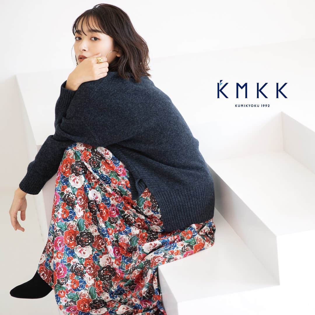 kumikyokuさんのインスタグラム写真 - (kumikyokuInstagram)「【近藤千尋が着こなす﻿ 「KMKK」冬のシーン別コーデ16】﻿ ﻿ 「組曲」WEB限定レーベル「KMKK」﻿ @kmkk_jp﻿ ﻿ 働く女性として妻として母として...﻿ ファッションリーダーとしても輝き続ける﻿ モデル近藤千尋さん（@chipichan.1215）が﻿ 「KMKK」の冬コーデを﻿ シーン別に着こなしご紹介いたします。﻿ ﻿ ﻿ ————————————﻿ “上品に華やぐ花柄スカートに﻿ グレーニットで甘さを抑えた﻿ お出かけスタイル”﻿ ﻿ アンクル丈の花柄スカートは歩くたびに﻿ ふわりと揺れる分量感がドラマティック。﻿ ミュルーズ美術館のアーカイブ柄でもある﻿ 手書き風プリントが秋冬のコーデに﻿ 上品な華やぎを添えてくれます。﻿ ﻿ ノンストレスなウエストゴムは﻿ 折り返すことで長さ調整も可能。﻿ ﻿ お出かけには、花柄の甘さを抑える﻿ グレーのオーバーサイズニットを﻿ 合わせて大人かわいい印象に。﻿ ﻿ ﻿ SKIRT［SK20BW0512］￥15,000＋tax﻿ KNIT:［KRWXBW0557］￥13,000＋tax﻿  ﻿ ﻿ ————————————﻿ ﻿ 詳細は、オンワードクローゼット﻿ 特集ページにてご覧くださいませ。﻿ （https://crosset.onward.co.jp/feature/202011_kmkk_16wintercode/）﻿ ﻿ ﻿ ﻿ #kmkk_ #kumikyoku1992﻿ #洗える﻿ #ミュルーズプリントサテンスカート﻿ #お出かけスタイル﻿ #近藤千尋﻿ #onward」11月9日 21時47分 - kumikyoku_jp