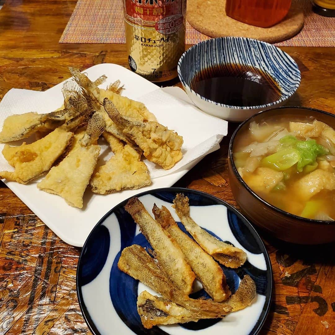 鈴木奈都のインスタグラム：「友達のお兄様から、館山で釣った鯊(ハゼ)を頂きました🐟 天ぷら&唐揚げに。 フワフワしてて美味しいーー！ 鯊は顔もサイズもかわいこちゃん💕 #魚料理 #サバヨミクッキング」