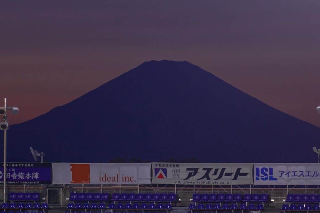 湘南ベルマーレさんのインスタグラム写真 - (湘南ベルマーレInstagram)「Shonan BMW スタジアム平塚から見える富士山特集🗻✨ ・ 平塚からもこんなに様々な表情の富士山が見えるんですよー😊 ・ 今週11日（水）の横浜F・マリノス戦でも、試合前にきれいに富士山が見えるかもしれませんね。 ・ #湘南 #ベルマーレ #湘南ベルマーレ #bellmare  #たのしめてるか #PROGRESSION #前進」11月9日 21時57分 - shonan_bellmare