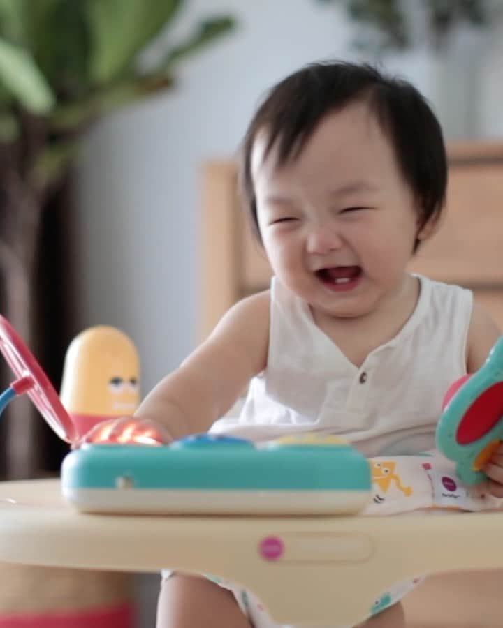 MOMOツインズのインスタグラム：「[Giveaway] Finally mama can have a hot cup of tea…   With the new @loveoribel PortaPlay, I get important me-time knowing that Luke will get some independent play-time too. It comes with different stage-based toys specific to a baby’s developmental needs at 5-8 months and 8-12 months. Thereafter it converts into a table ensuring a sustainable product that lasts.    We are excited to partner with Oribel to giveaway one PortaPlay Stage-based Activity Centre. Simply follow us and @loveoribel, tag a mom friend with #loveoribel in your comment below. Open to US and Singapore residents only. Contest ends 12 Nov. All the best! #sp」