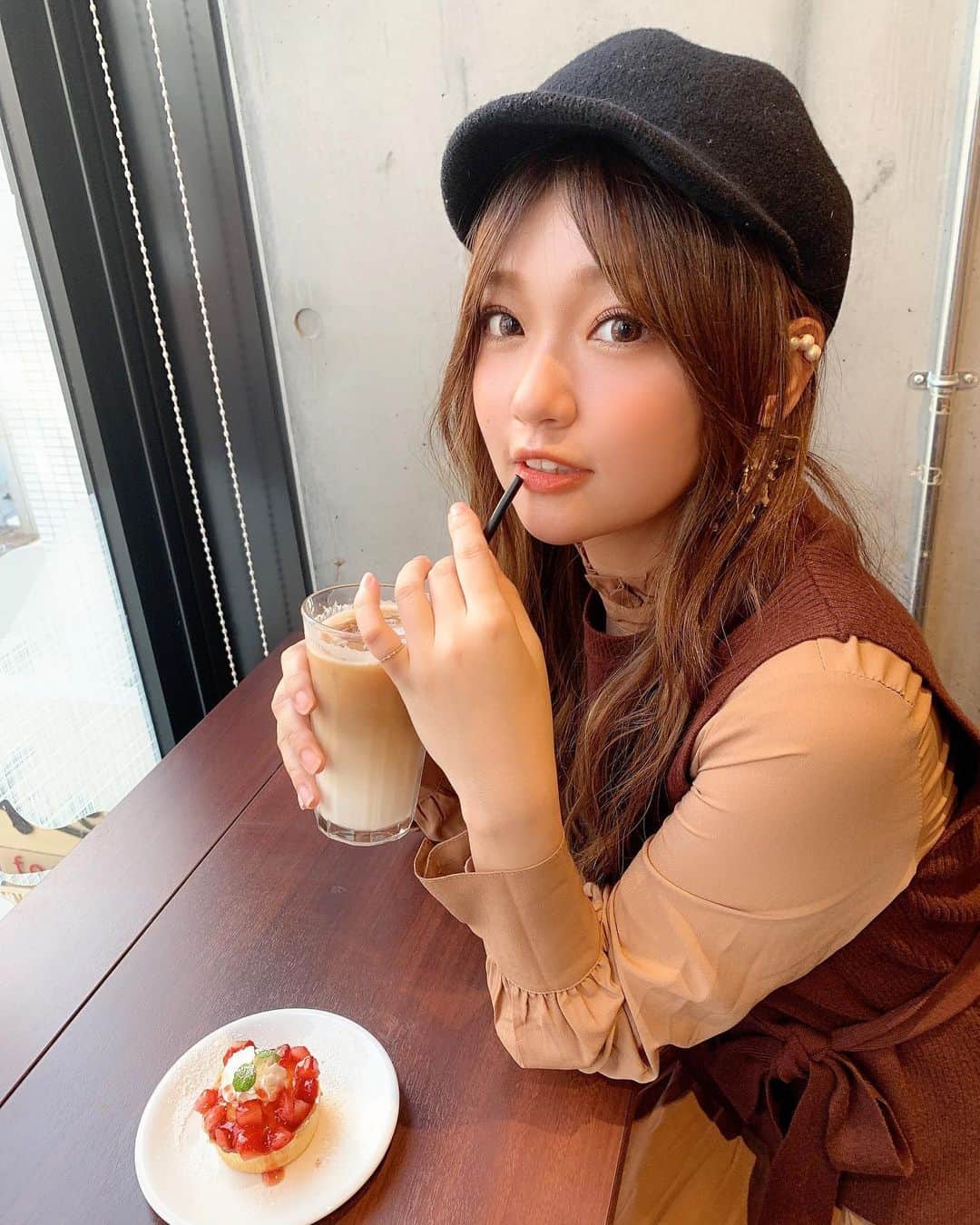 いっちゃん/嶋津 いつみのインスタグラム：「. . 昨日が日曜ってこと忘れてて…😢 . . 行きたかったカフェに行ったのに 33組み待ち←は無理過ぎて テキトーにお茶して1日を過ごした😂💨💨💨w . . . . . . ワンピースは @spicaglow  の🙆‍♀️❤️ . . ニットベストは別になってるから プリーツワンピースも ニットもそれぞれでも着まわせるから また着回しコーデも載せるね👆🏻💕 . . 1000円引きのクーポンコード載せとくから 気になる人は見てみてね✨ . . クーポンコード:psh5000 . . . . #spicaglow  #spicaglowstyle  #関西  #関西サロモ  #サロンモデル #サロモ #いっちゃん  #フリーモデル #関西モデル  #あざといっちゃん #かわいっちゃん #いっちゃんコーデ #ブライダルモデル #フリーモデル #ヘアカラー  #ヘアアレンジ #くしゃ顔」