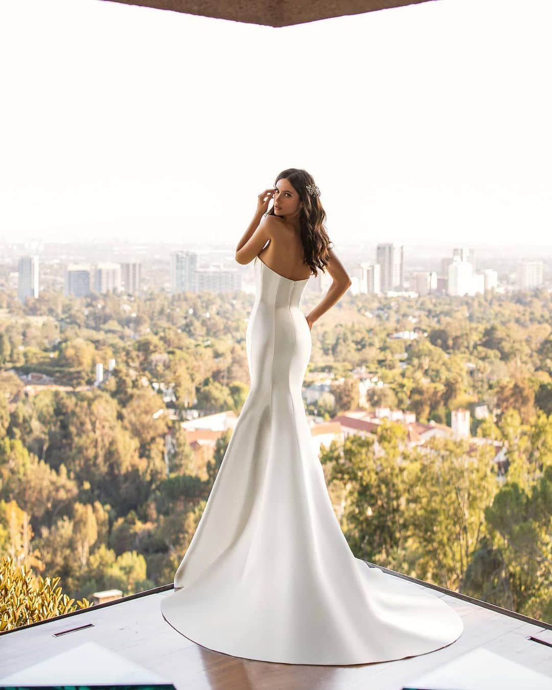 Pronoviasさんのインスタグラム写真 - (PronoviasInstagram)「Less is more on the Day gown from the #HollywoodGlamour Collection. Ready to try it on? Click on the link in bio to schedule your appointment at #Pronovias.」11月9日 21時52分 - pronovias