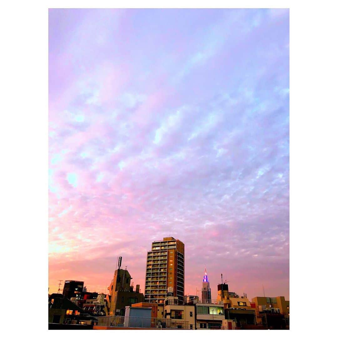 理絵さんのインスタグラム写真 - (理絵Instagram)「ストレスが溜まったので明日は癒しを求めに行こう🕊  #いつかの空 #sky #cielo #하늘 #空 #空模様 #tokyo #japan」11月9日 21時53分 - ____rie____