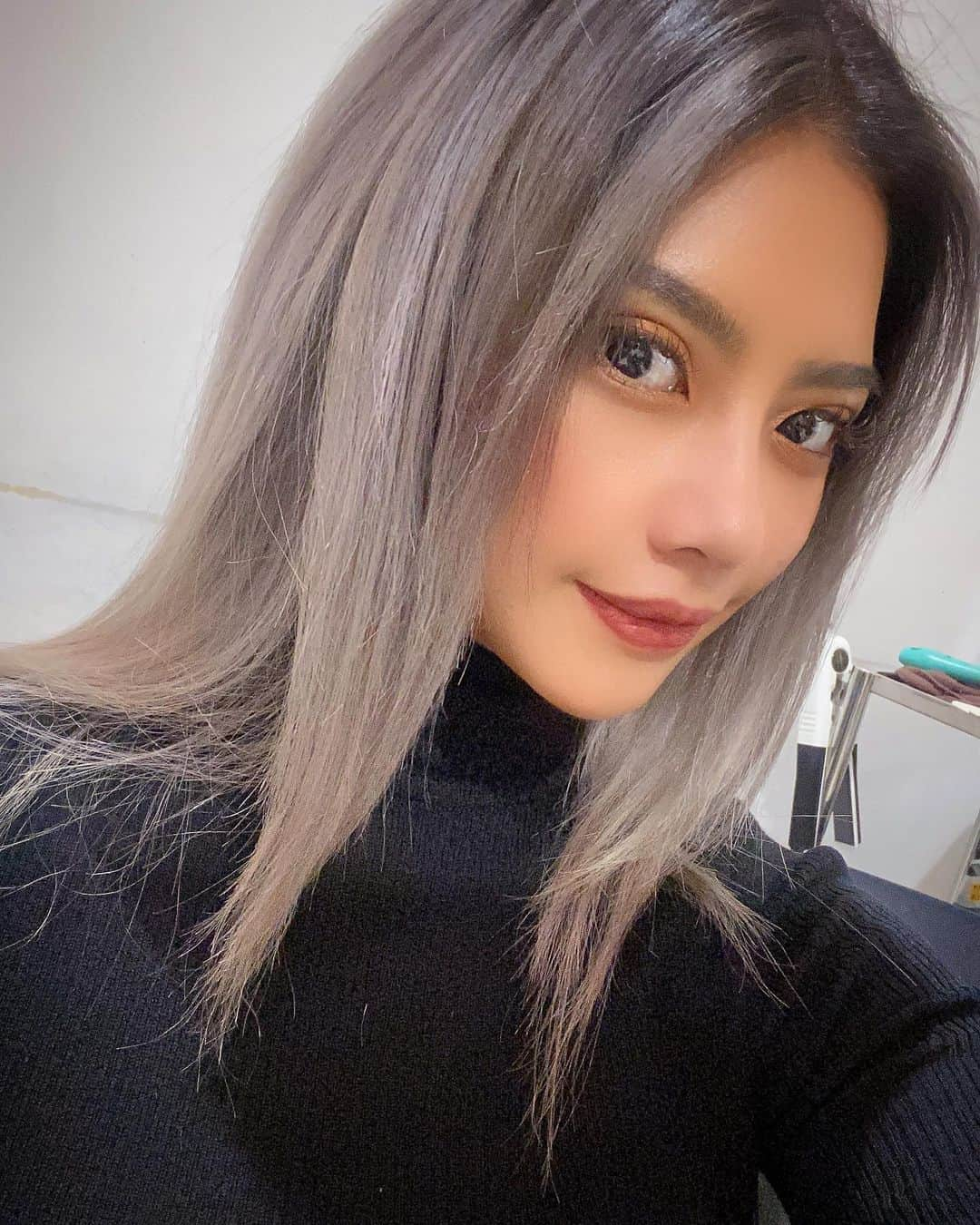 VIENNAさんのインスタグラム写真 - (VIENNAInstagram)「My new hair for November🍁 普段履かないようなタイトなズボン？レギンス？履いてみた！大人っぽい感じのヴィエンナになった！ どう？😎  あと髪の毛染めてきたたた！しかもバレイヤージュ！ずっとずっとやりたかった色！5時間かかったけど完璧になったから幸せすぎる😭 @keigo_alive さんありがとうございました！  ・ ・ ・ #Alive#balayage#バレイヤージュ#Harajuku#原宿#ヒステリックグラマー#hystericglamour#like4like#follow4follow#followforfollow#travel#trip#diet#sexy#likeforlike#makeup#f4f#lightroom#コーデ#おしゃれさんと繋がりたい#ダイエット#louisvuitton#ヴィトン#ブーツ」11月9日 21時53分 - viennadoll_official