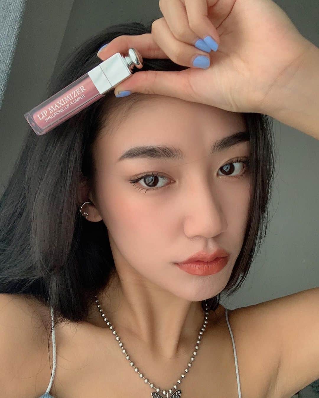 松本優のインスタグラム：「#yumakeup💄　投稿❤️ 11月6日(金)に @diormakeup から​ グロウパレットとマキシマイザー販売開始🦋🦋​ ​. ディオールオンライン ブティックでの数量限定販売🧚🏼​ ​. ヒアルロン酸配合でぷっくり唇が完成🥰​ ゴールドのラメ感で女性らしく✨​ ​. グロウパレットは艶がとにかく綺麗に作れてハイライトにもシャドウにも使えるしとにかく一個持ってたら便利❤️😰​ ​. #sponsored#ディオールコスメ#新作コスメ ​ #ディオールバックステージ  #DIORBACKSTAGE#リップマキシマイザー #lipmaximizer#グロウパレット​」