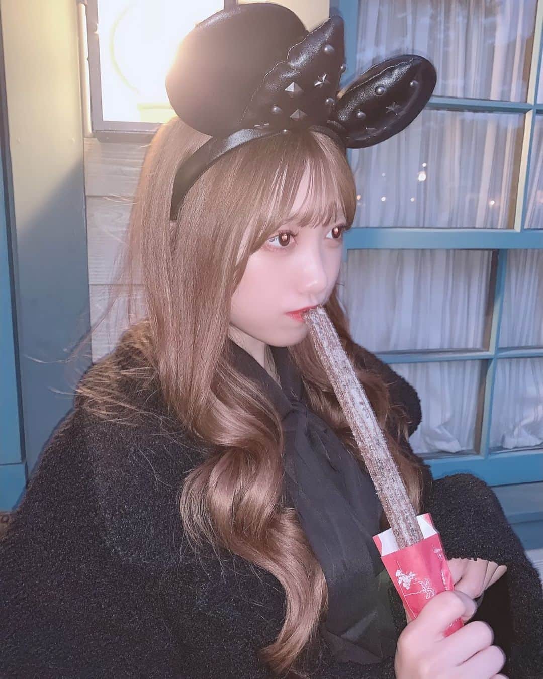 田口未彩のインスタグラム：「.  BLACK🖤  #ディズニー　#ディズニーランド　#ディズニーシー  #ディズニーコーデ　#ディズニーチュロス　#チュロス　#ディズニーカチューシャ　#カチューシャ　#ブラックコーデ #スパンコールカチューシャ　#もこもこアウター #ロングヘアー　#ヘアアレンジ　#巻き髪　#外巻き」