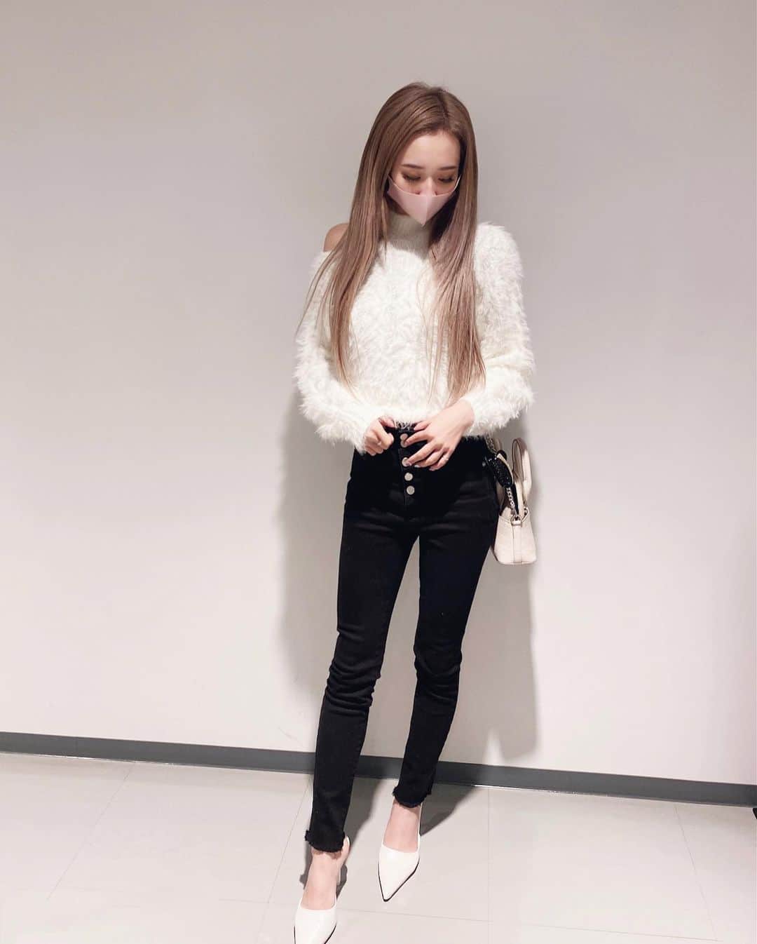 田村月光（ツッキー）のインスタグラム：「. 今日の#ツキクローゼット 👗💖 ・ ・ ・ Wʜɪᴛᴇ Cᴏᴅᴇ🤍🤍 ・ 履きやすさ抜群ハイウエストパンツは @vered.official の!!  発売お楽しみに‪‪❤︎‬ ・ ・ そしてこのミュールやっと履けた😭 かわゆすぎ💖‬‪ ・ ・」